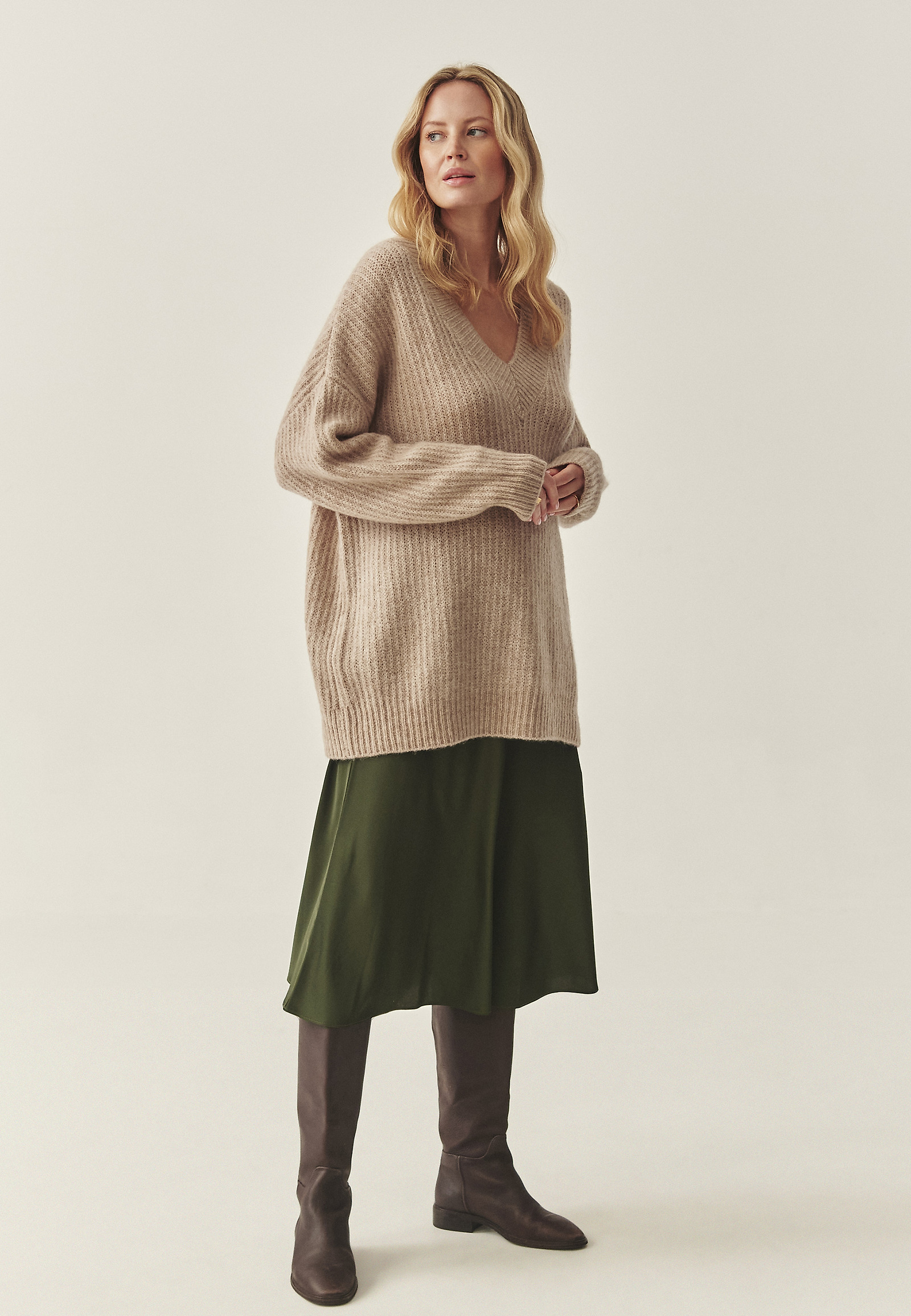 DAMSKI PULOVER OVERSIZE Z IZREZOM - ONYX DAMSKI PULOVER OVERSIZE Z IZREZOM - ONYX BEŽ 117167