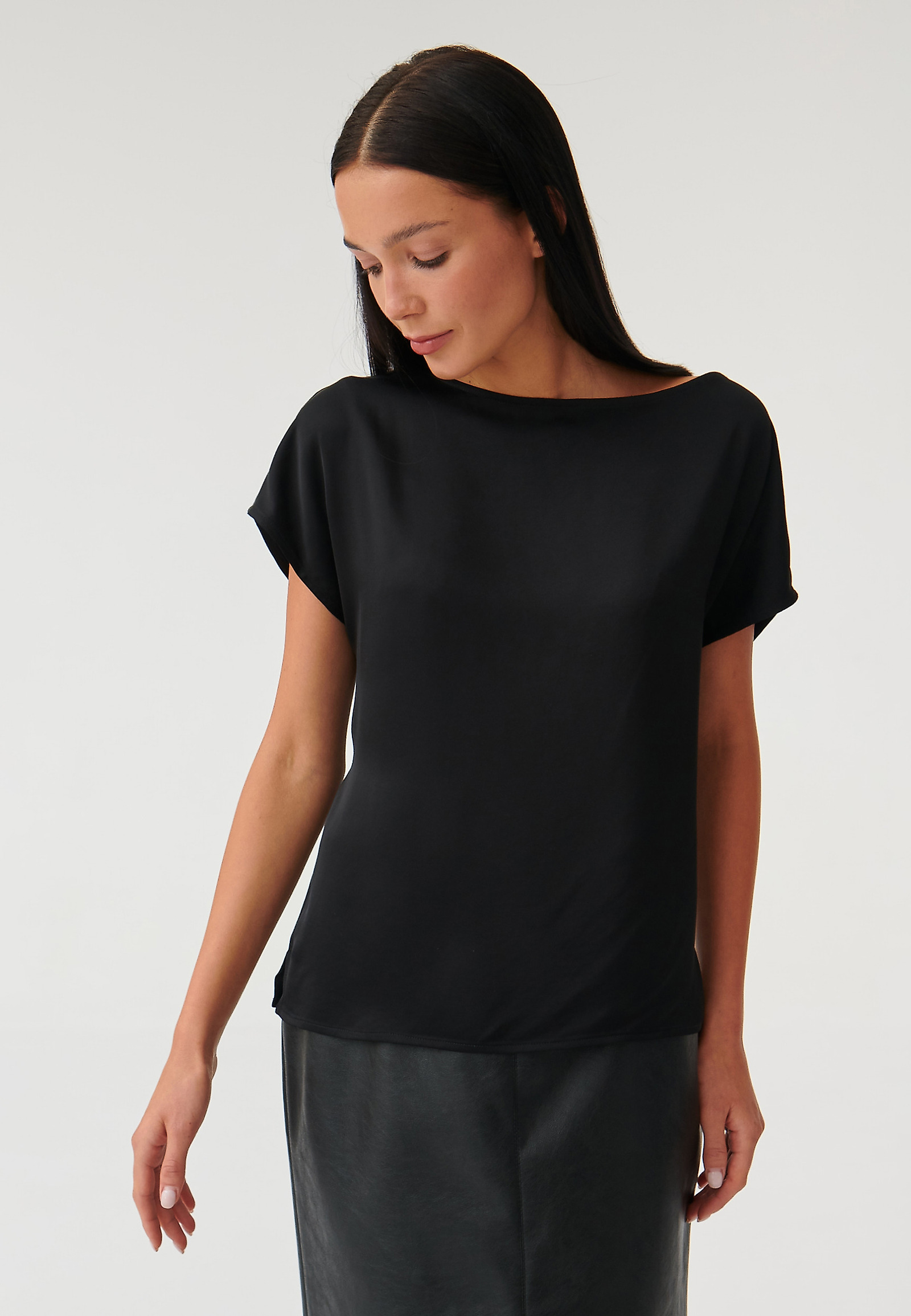 LADIES’ SHORT-SLEEVED BLOUSE OMA LADIES’ SHORT-SLEEVED BLOUSE OMA BLACK 89750