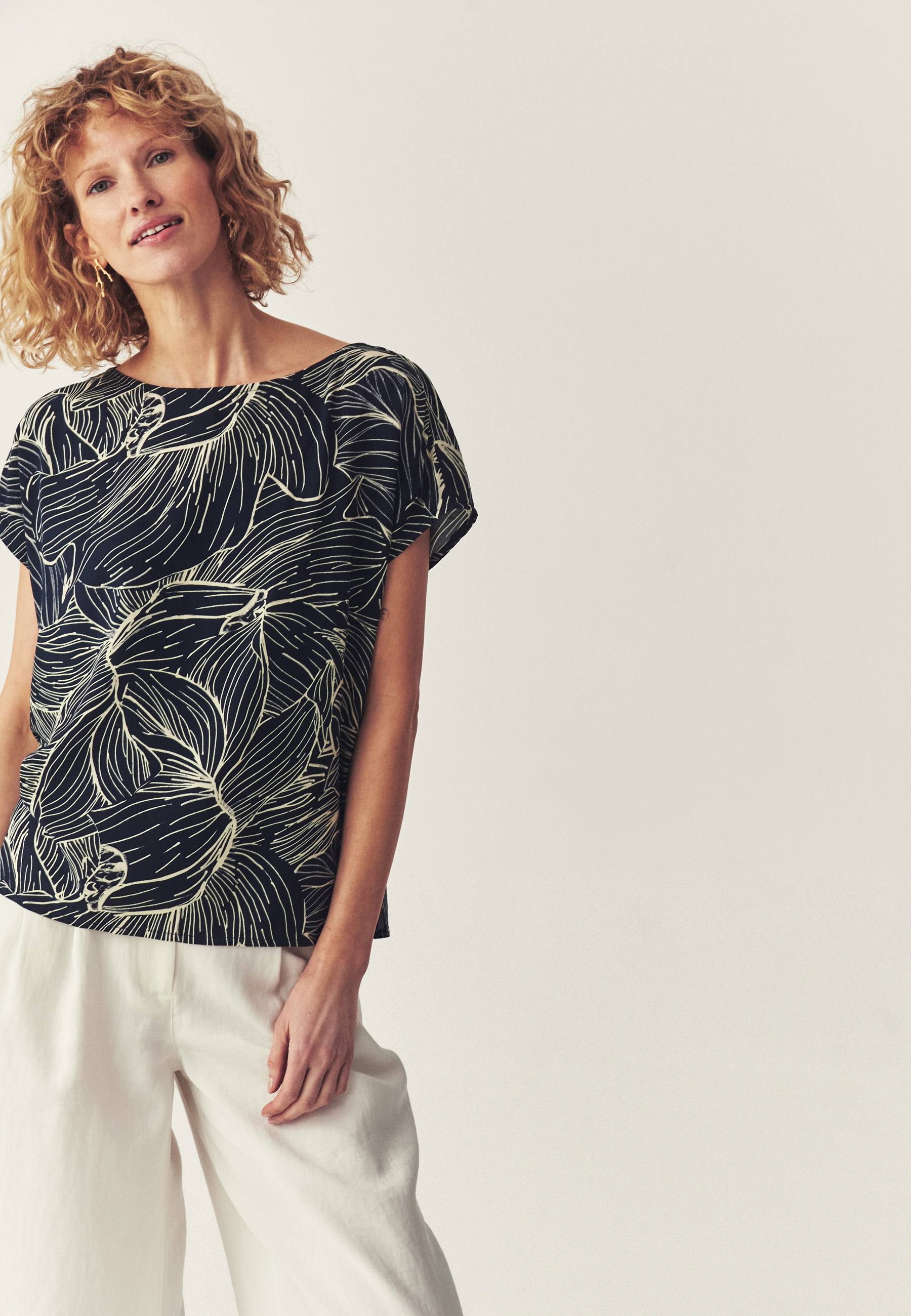 WZORZYSTA BLUZKA Z WISKOZĄ LENZING™ ECOVERO™ -  OMA 1