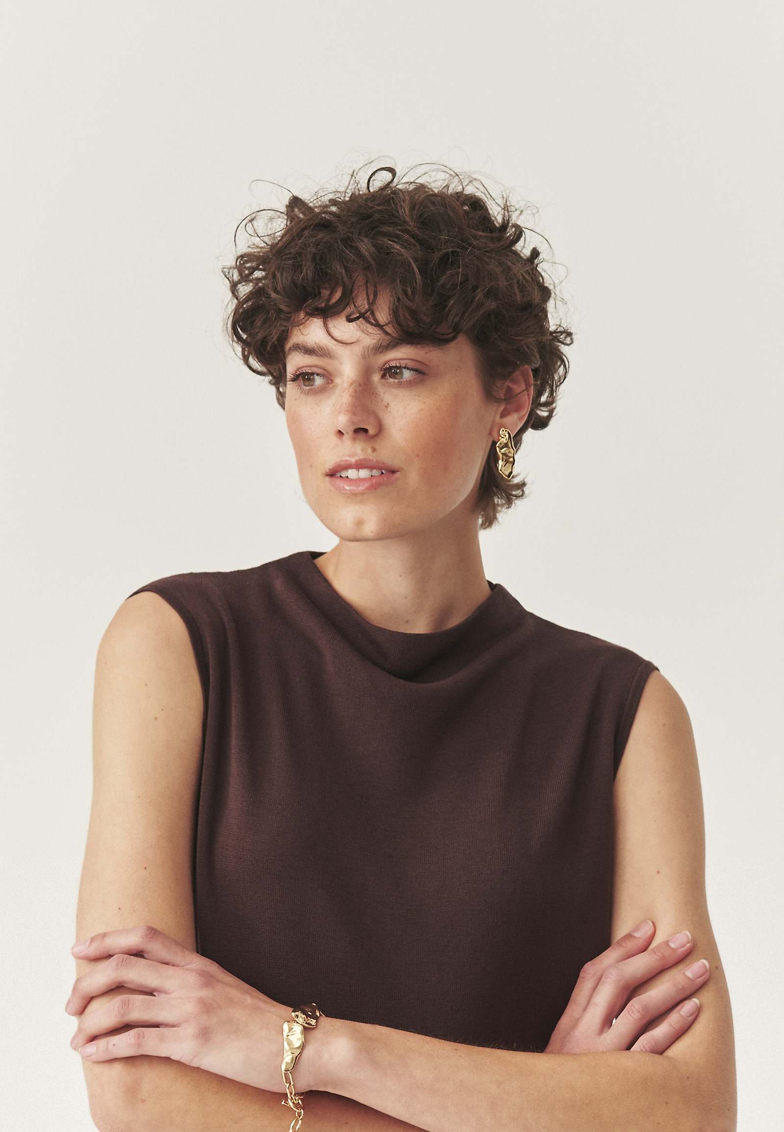 BLÚZKA BEZ RUKÁVOV S VLNENOU ZMESOU - KEZI BLÚZKA BEZ RUKÁVOV S VLNENOU ZMESOU - KEZI HNEDÁ 113584