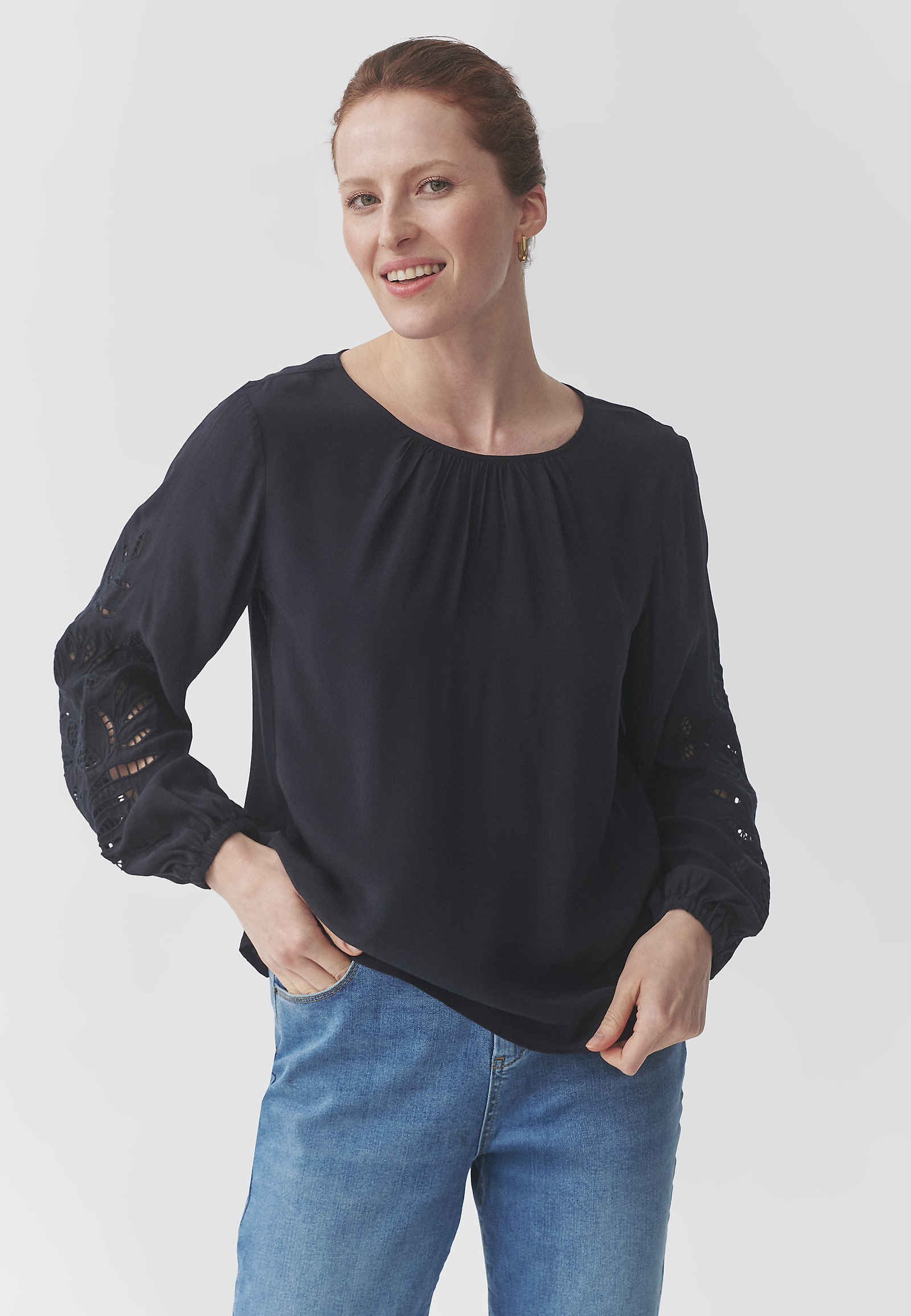 VISKOZNA BLUZA S CVETLIČNO VEZENINO - ALIZZIE VISKOZNA BLUZA S CVETLIČNO VEZENINO - ALIZZIE TEMNO MODRA 106580