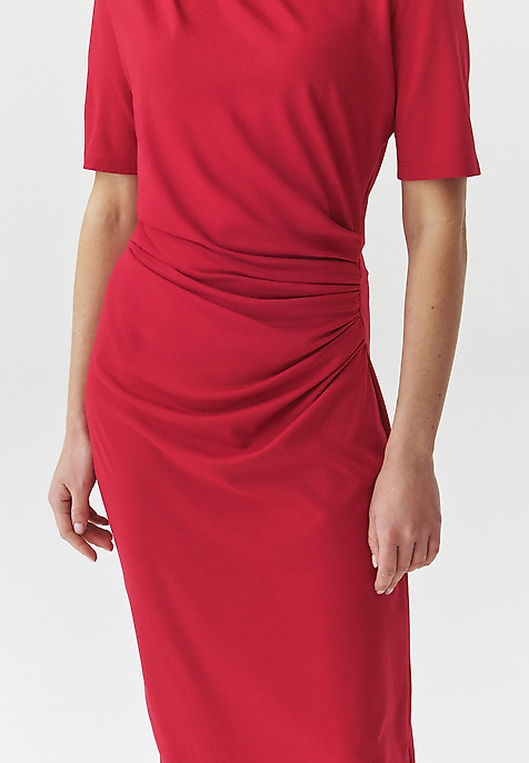 FITTED MIDI RUHA RÁHÚZOTT RÉSZEKKEL — PRIMROSE PIROS 2