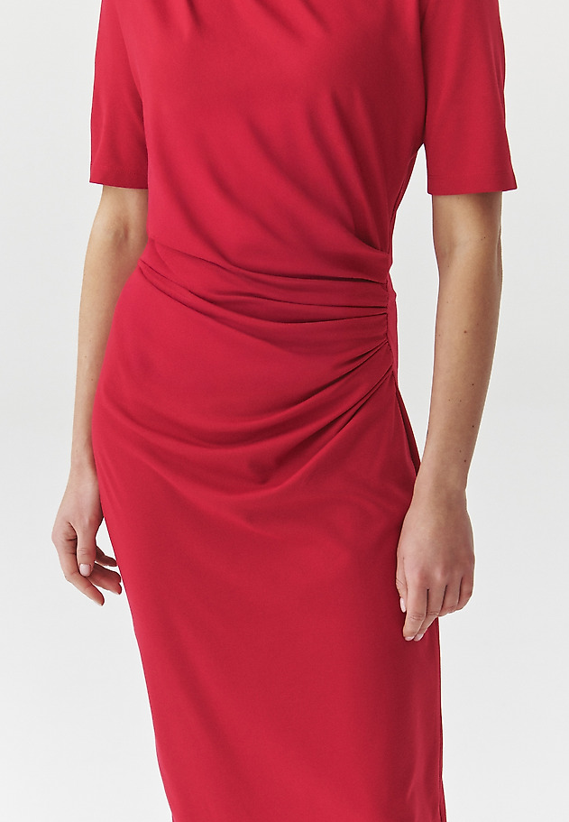 FITTED MIDI DRESS WITH PLEATING — PRIMROSE FITTED MIDI DRESS WITH PLEATING — PRIMROSE CZERWONY 9