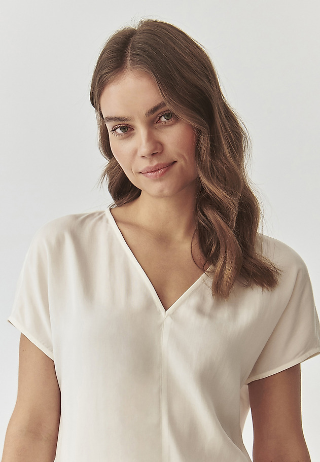 HÖLGYBLOUSE V-ALAKÚ NYAKKIVÁGÁSSAL - SIRO HÖLGYBLOUSE V-ALAKÚ NYAKKIVÁGÁSSAL - SIRO EKRÜ 4