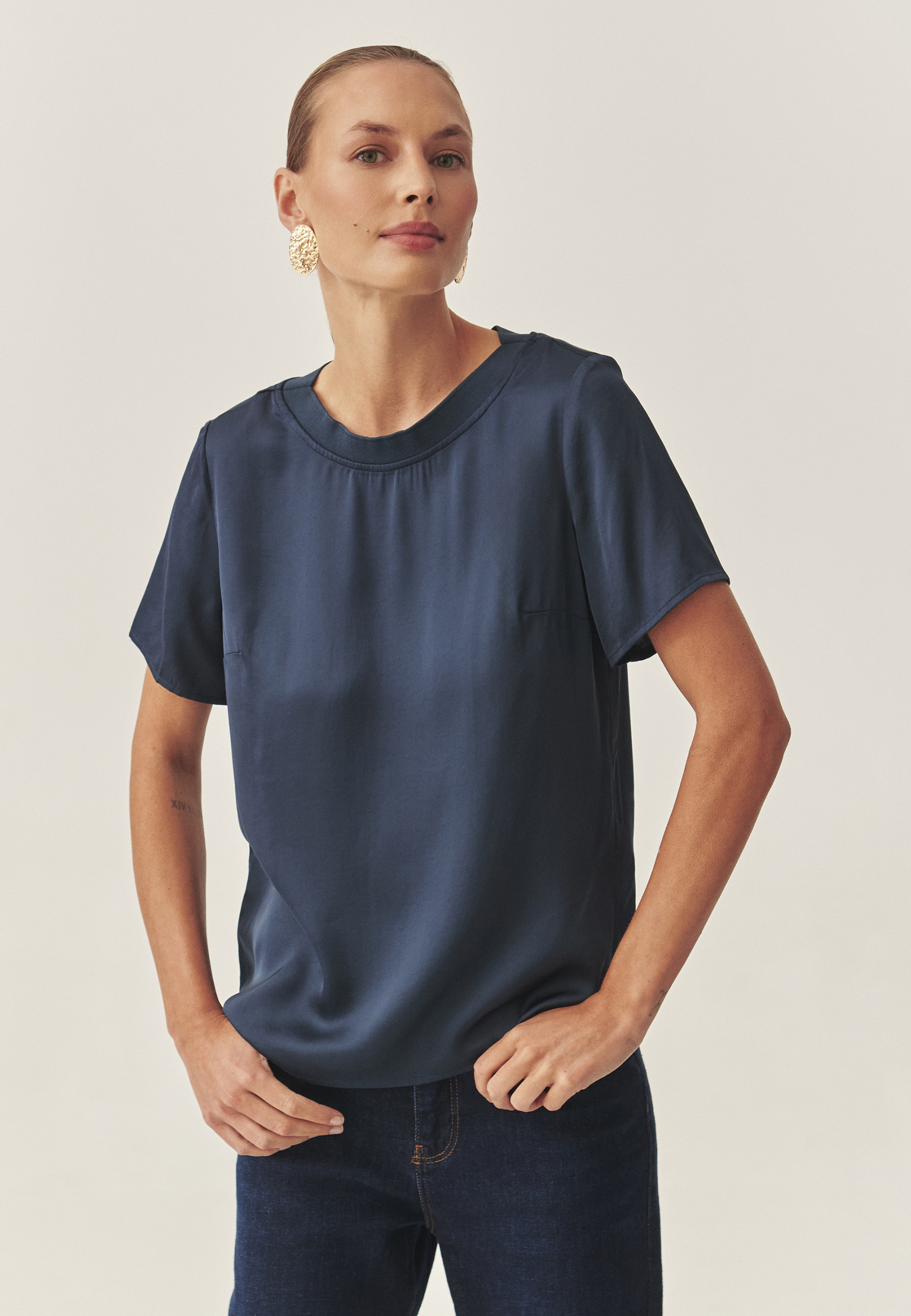 SATYNOWA BLUZKA DAMSKA Z KRÓTKIM RĘKAWEM - MALTO 1 NIEBIESKI 2