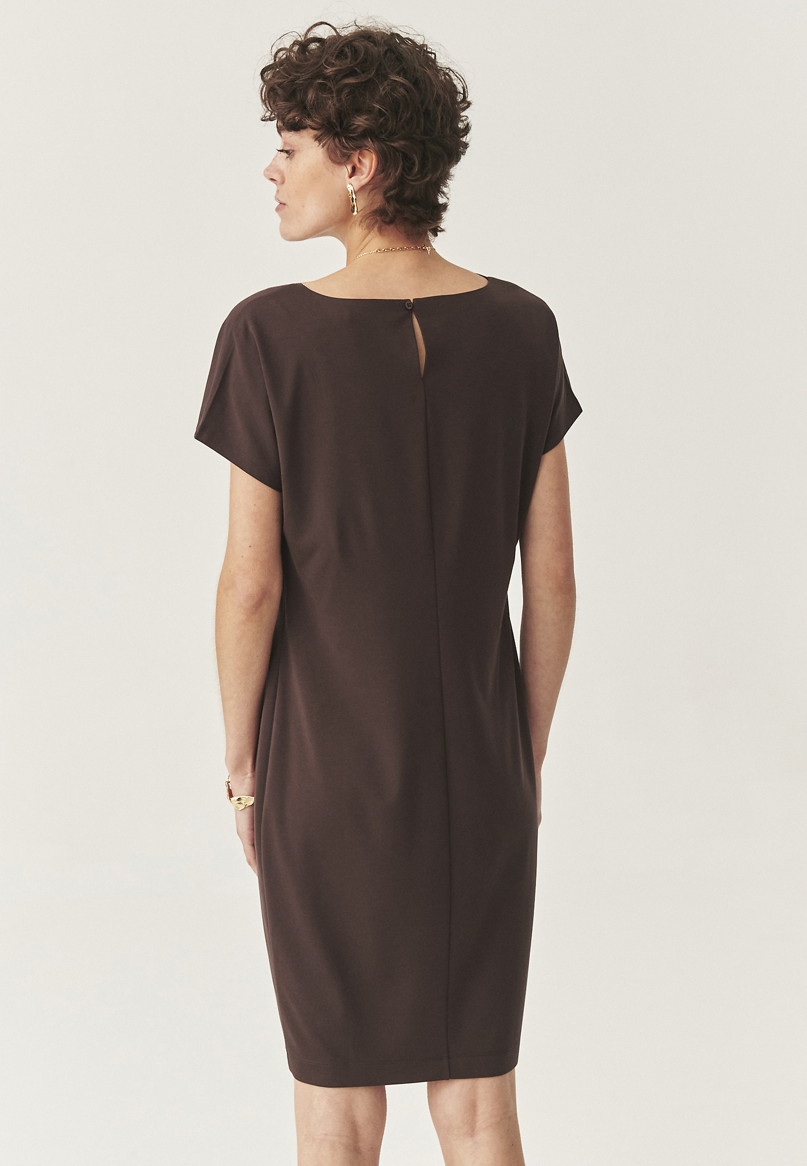 ŠTÝLOVÉ ŠATY S VODOPÁDOVÝM VÝSTRIHOM - ZORIMAX 1 ŠTÝLOVÉ ŠATY S VODOPÁDOVÝM VÝSTRIHOM - ZORIMAX 1 HNEDÁ 113715