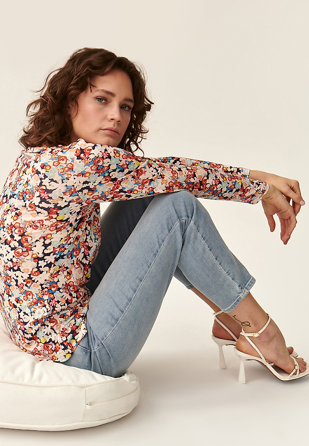 BLUZĂ TRICOTATĂ DE DAMĂ CU IMPRIMEU FLORAL ELODI BLUZĂ TRICOTATĂ DE DAMĂ CU IMPRIMEU FLORAL ELODI MULTICOLOR 1