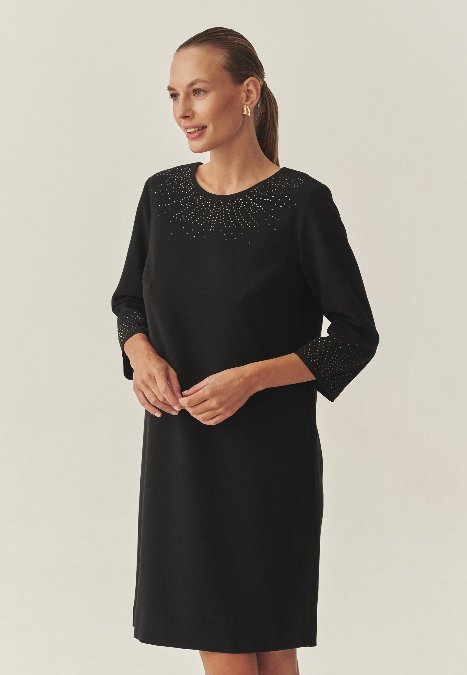 TKANINOWA SUKIENKA Z OZDOBNĄ APLIKACJĄ — KIRIA CZARNY 2