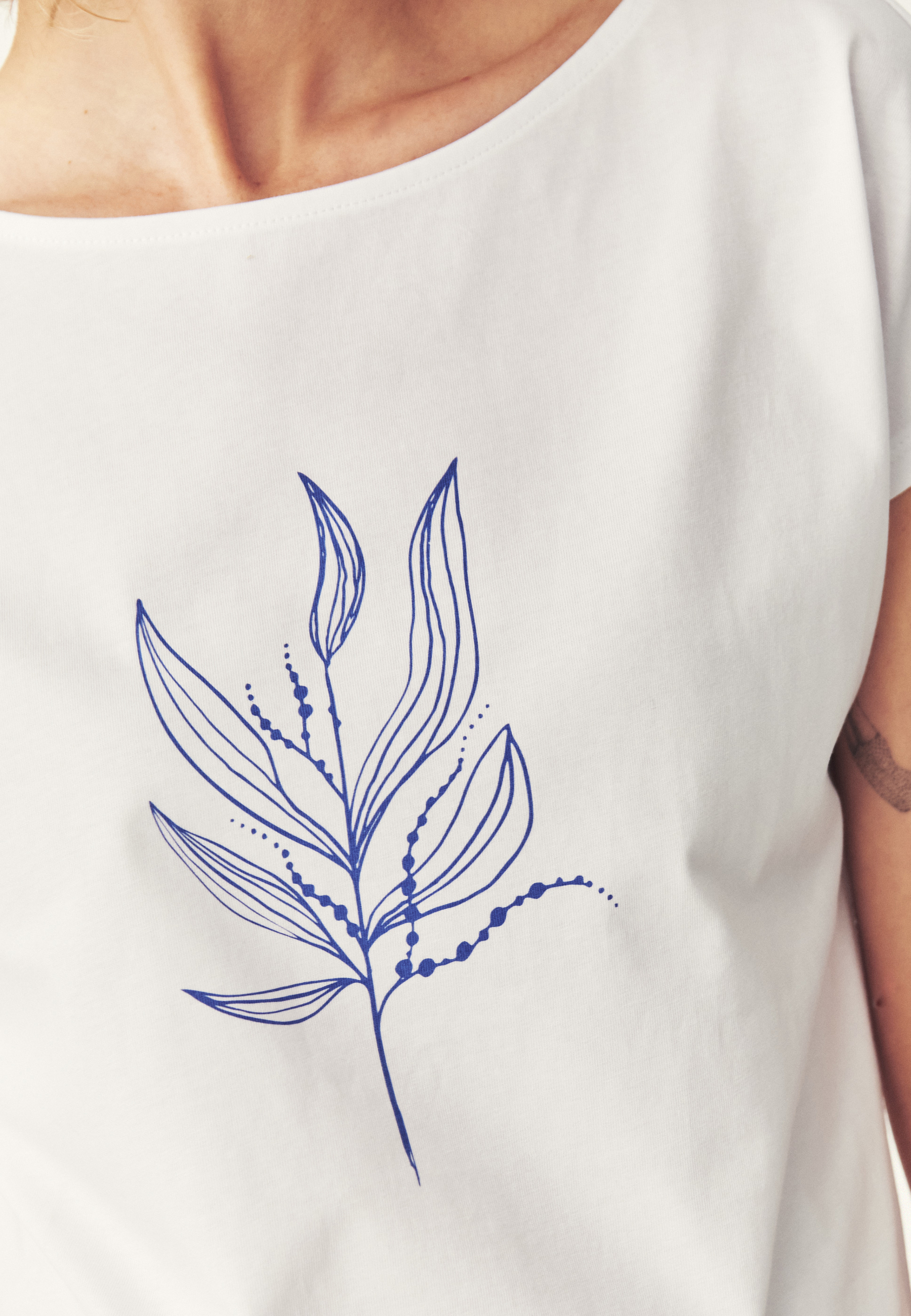 BAWEŁNIANY T-SHIRT Z NADRUKIEM - MANDENO