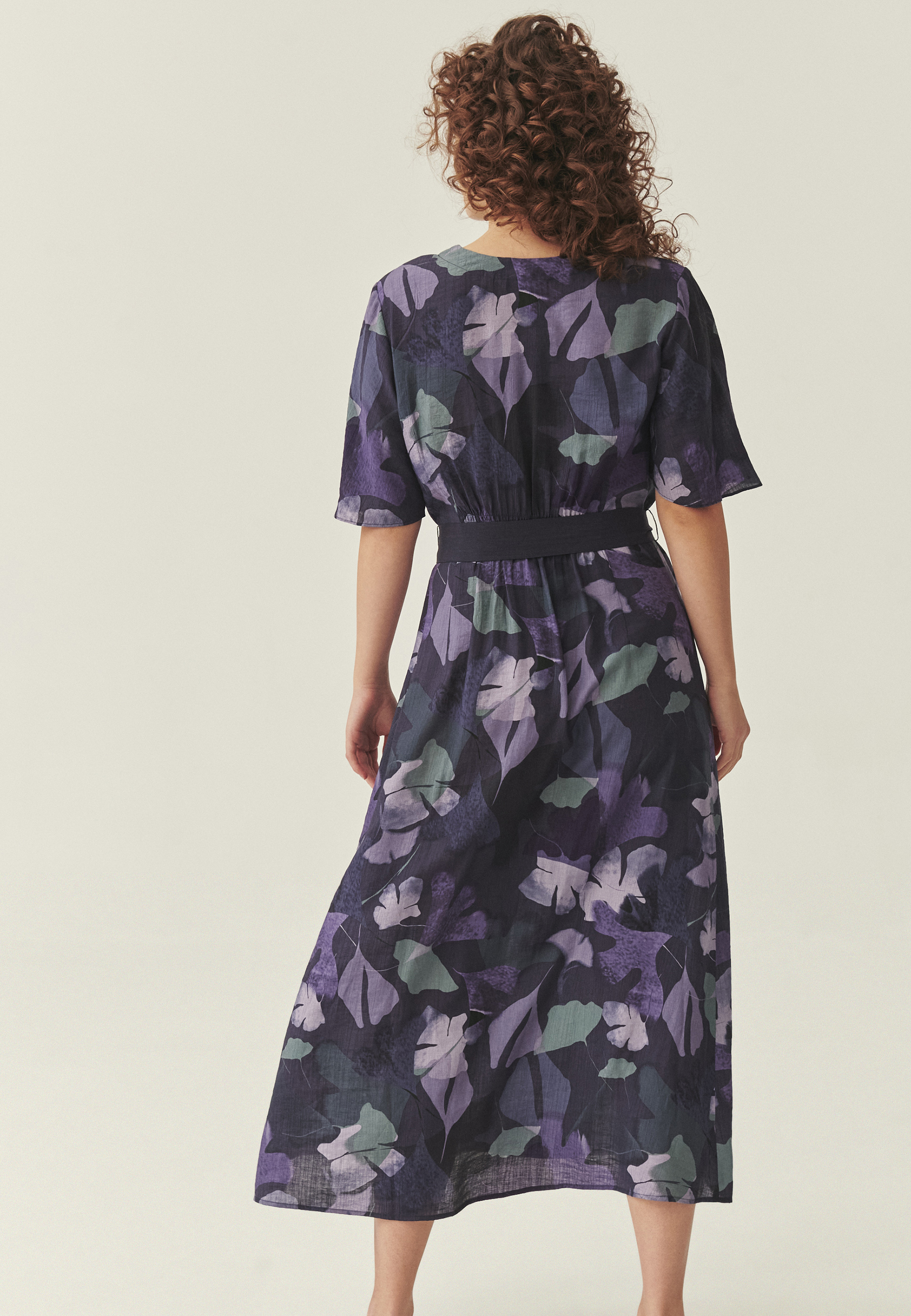 KRESZOWANA SUKIENKA MIDI Z AUTORSKIM WZOREM - TAVIS MULTIKOLOR 2