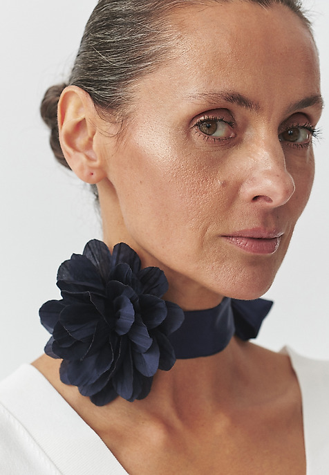 WOVEN FLOWER COLLECTION PENDANT WITH DECORATIVE FLOWER — SCRAFI NAVY BLUE 2