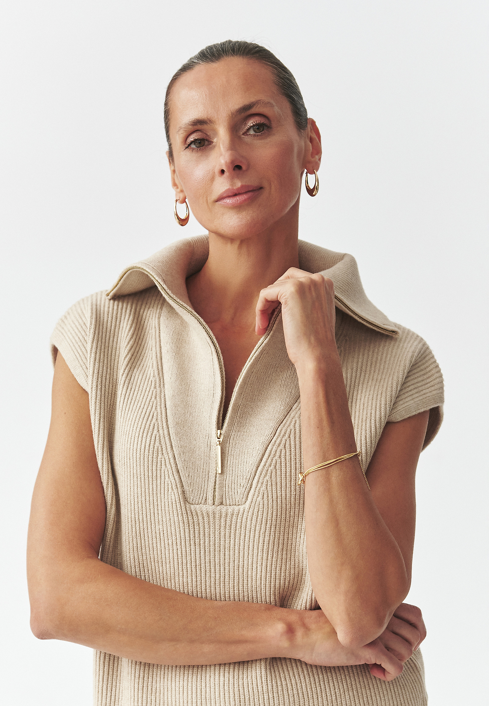 DZIANINOWA KAMIZELKA DAMSKA Z PRZĘDZY — MISAKI DZIANINOWA KAMIZELKA DAMSKA Z PRZĘDZY — MISAKI BEŻOWY 106147