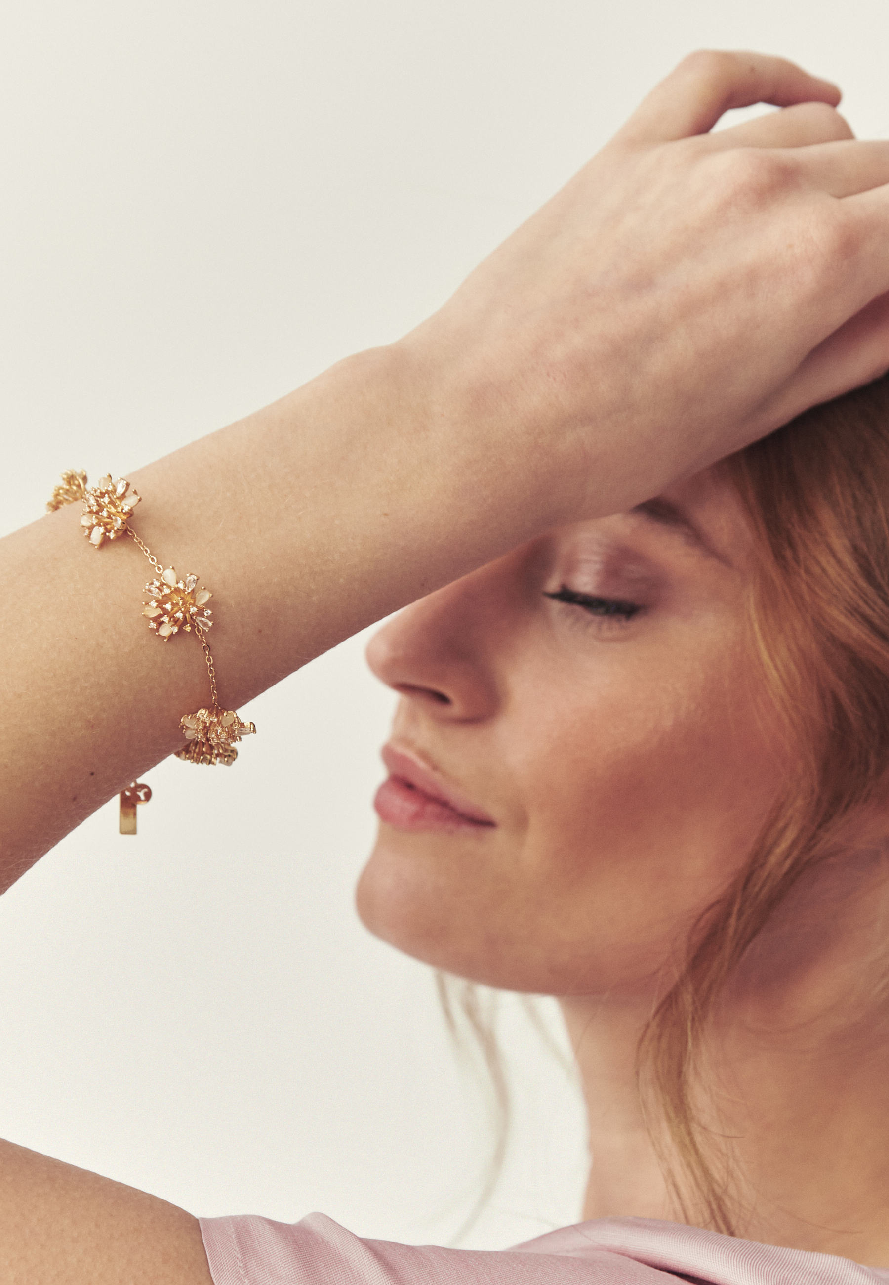 BRANSOLETKA Z KWIATOWYM MOTYWEM - KIWALILO BIAŁY 2