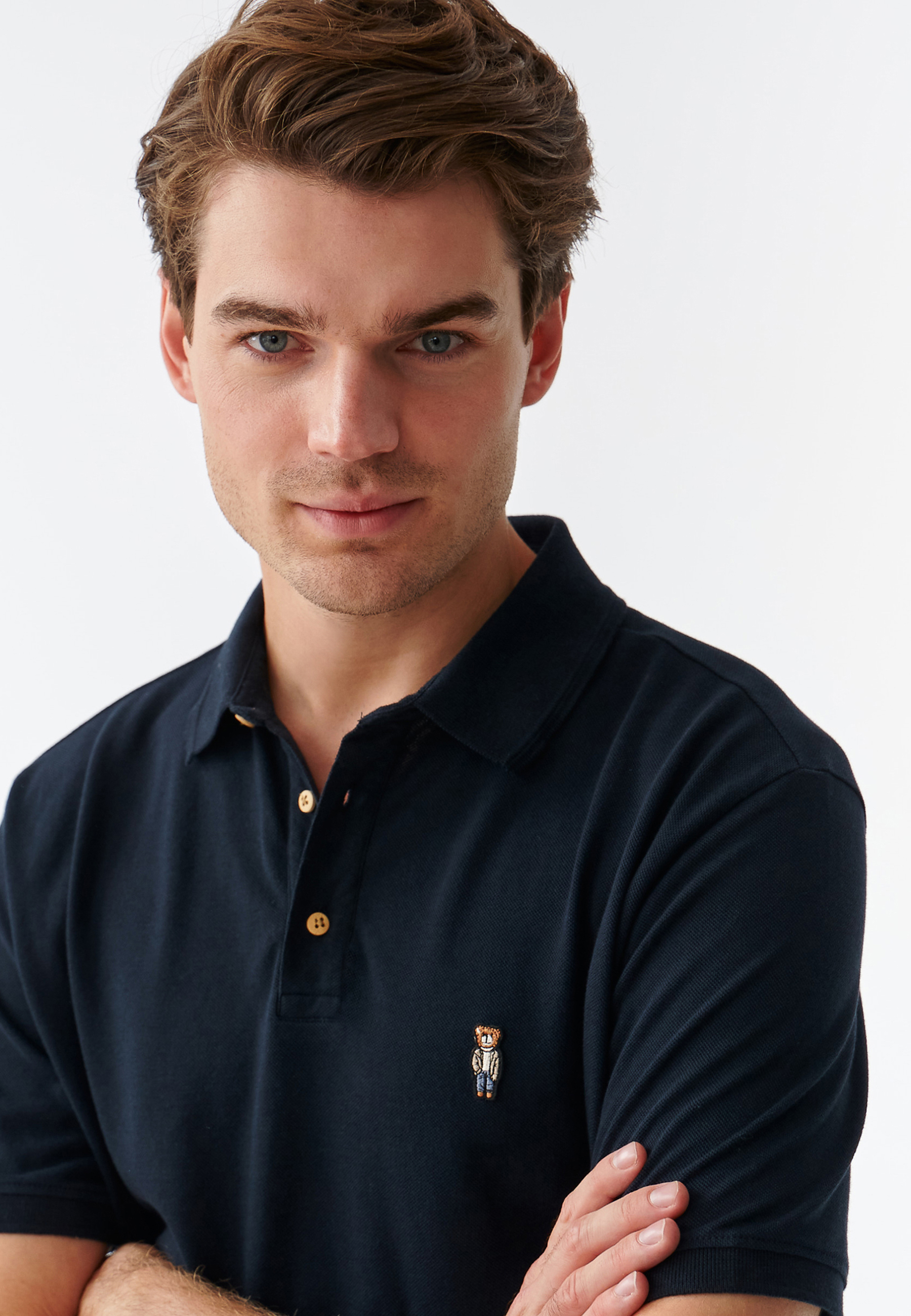 PÁNSKA PLETENÁ KOŠEĽA TYPU POLO S NÁŠIVKOU S MOTÍVOM MACKA UŠKA JAY