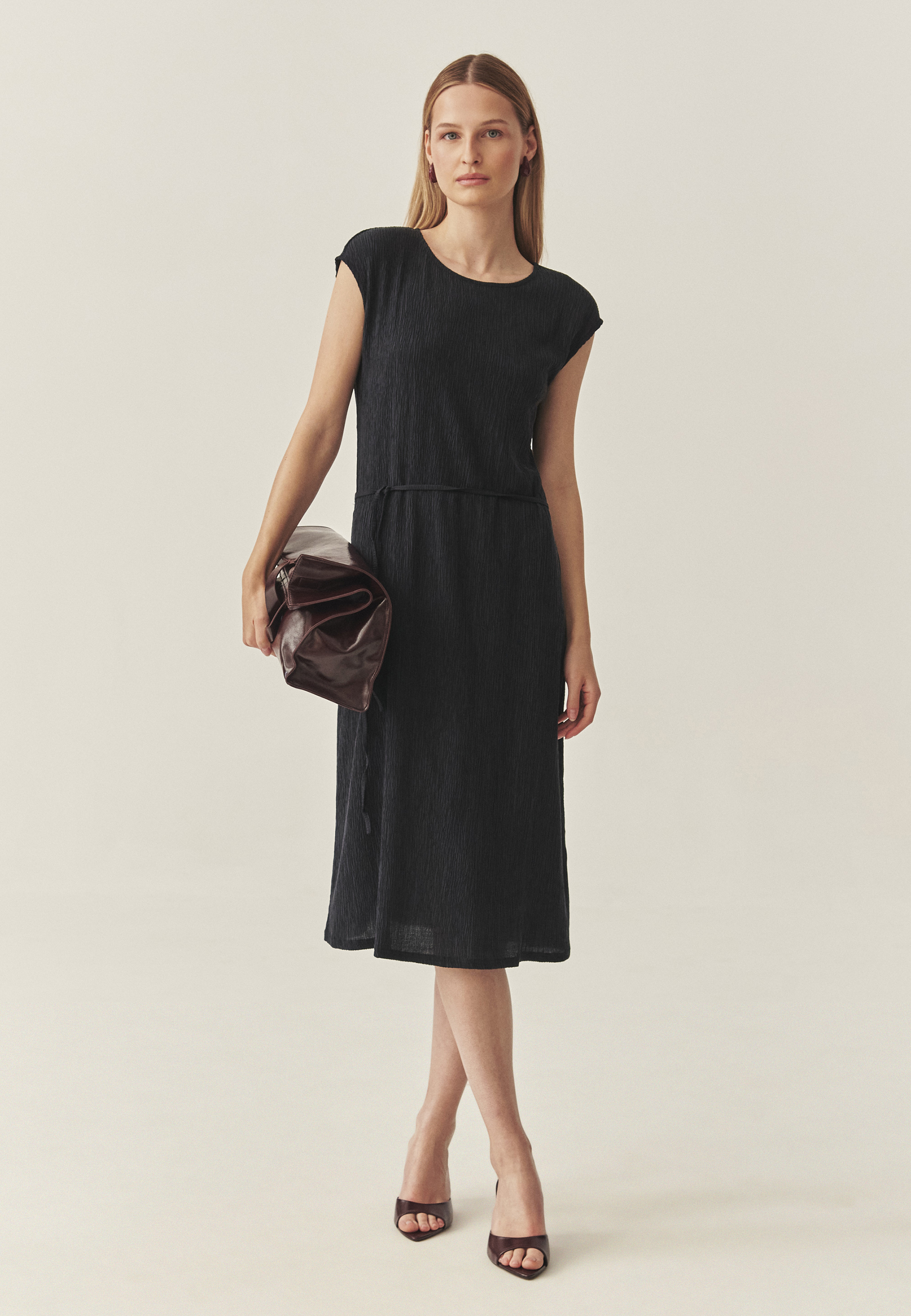 MIDI SUKIENKA Z OZDOBNEJ MARSZCZONEJ TKANINY - TABI GRANATOWY 2