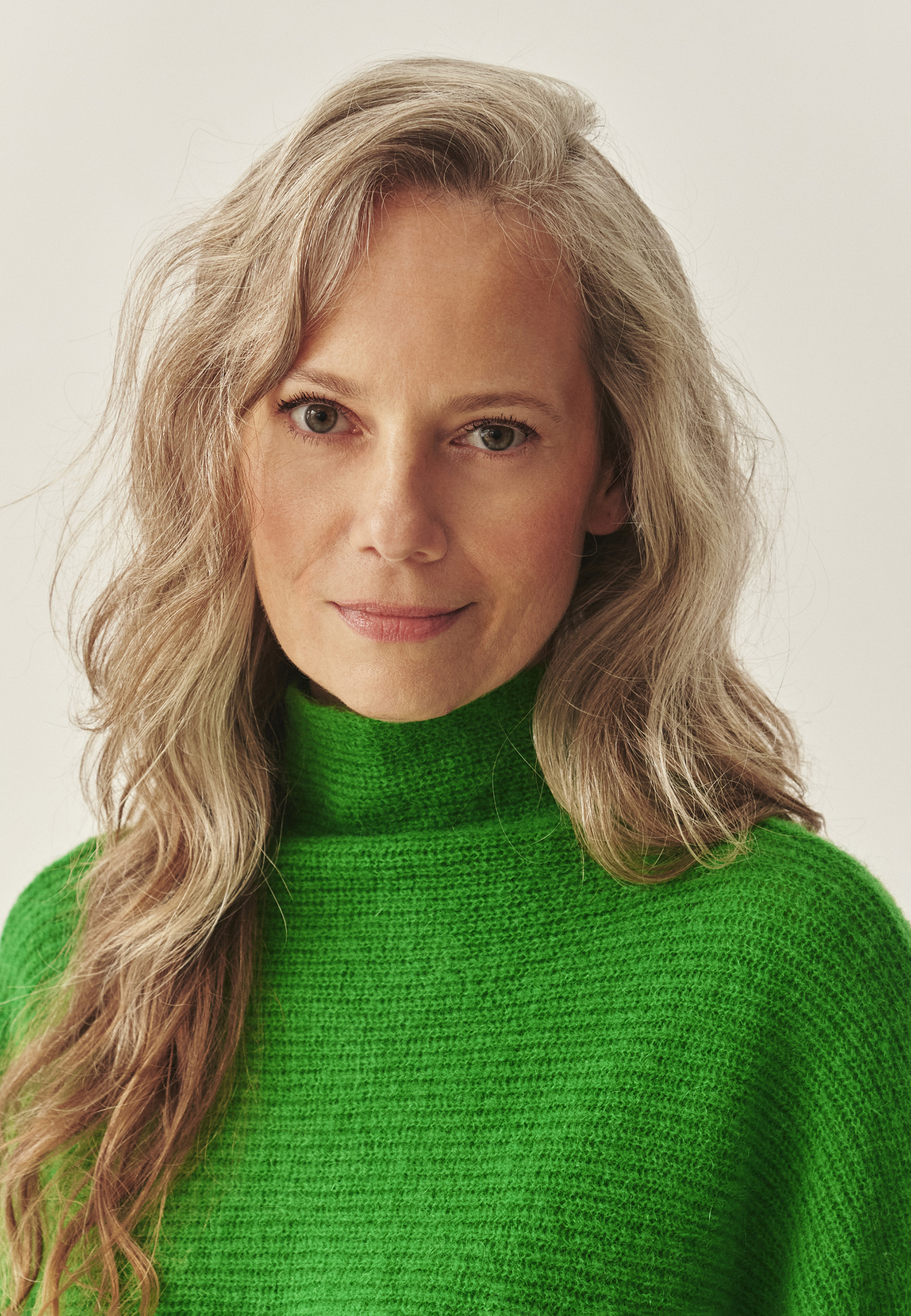 PULOVER DE DAMĂ, CU GULER ÎNALT ȘI MÂNECI LARGI — MAZZY 1 VERDE 2