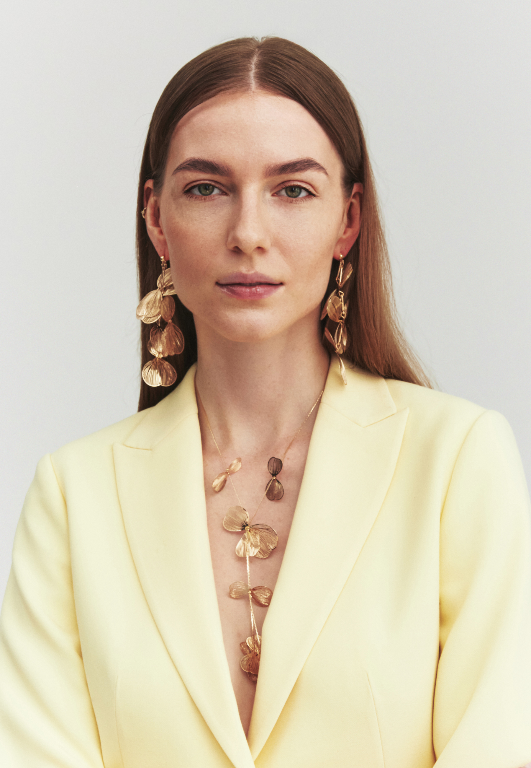 NÁHRDELNÍK S ROSTLINNÝM MOTIVEM – AMATI 2 ŠEDÁ 2