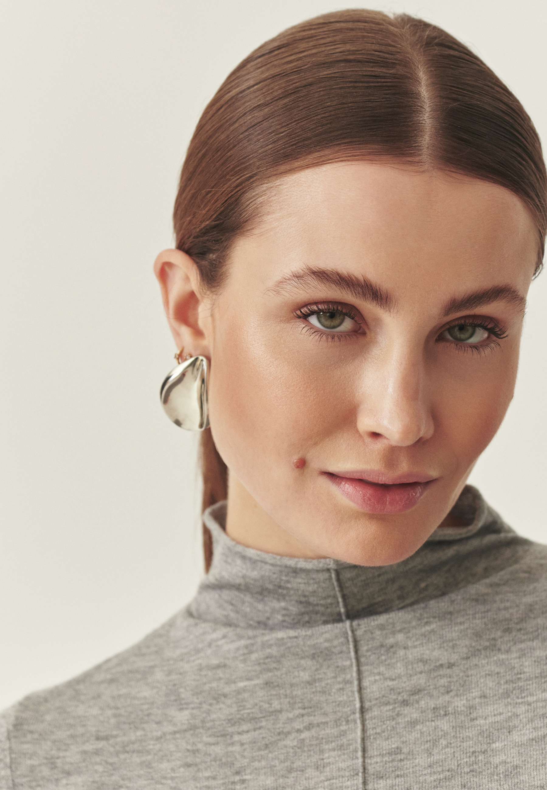 MIĘKKI SWETER Z WEŁNĄ - DONNA SZARY 2