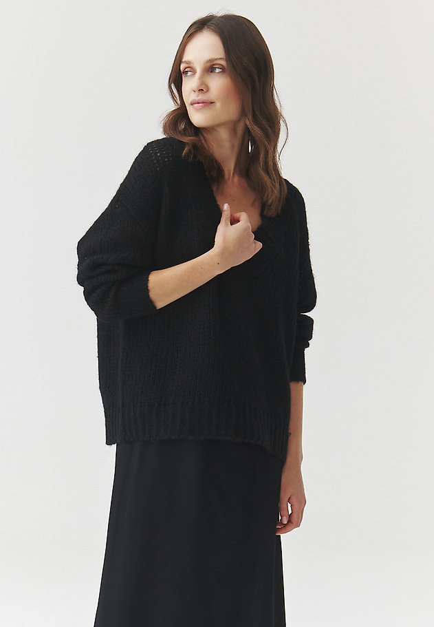 OVERSIZE SVETER S VLNOU A MOHÉROM – DAHLIA OVERSIZE SVETER S VLNOU A MOHÉROM – DAHLIA ČIERNA 2