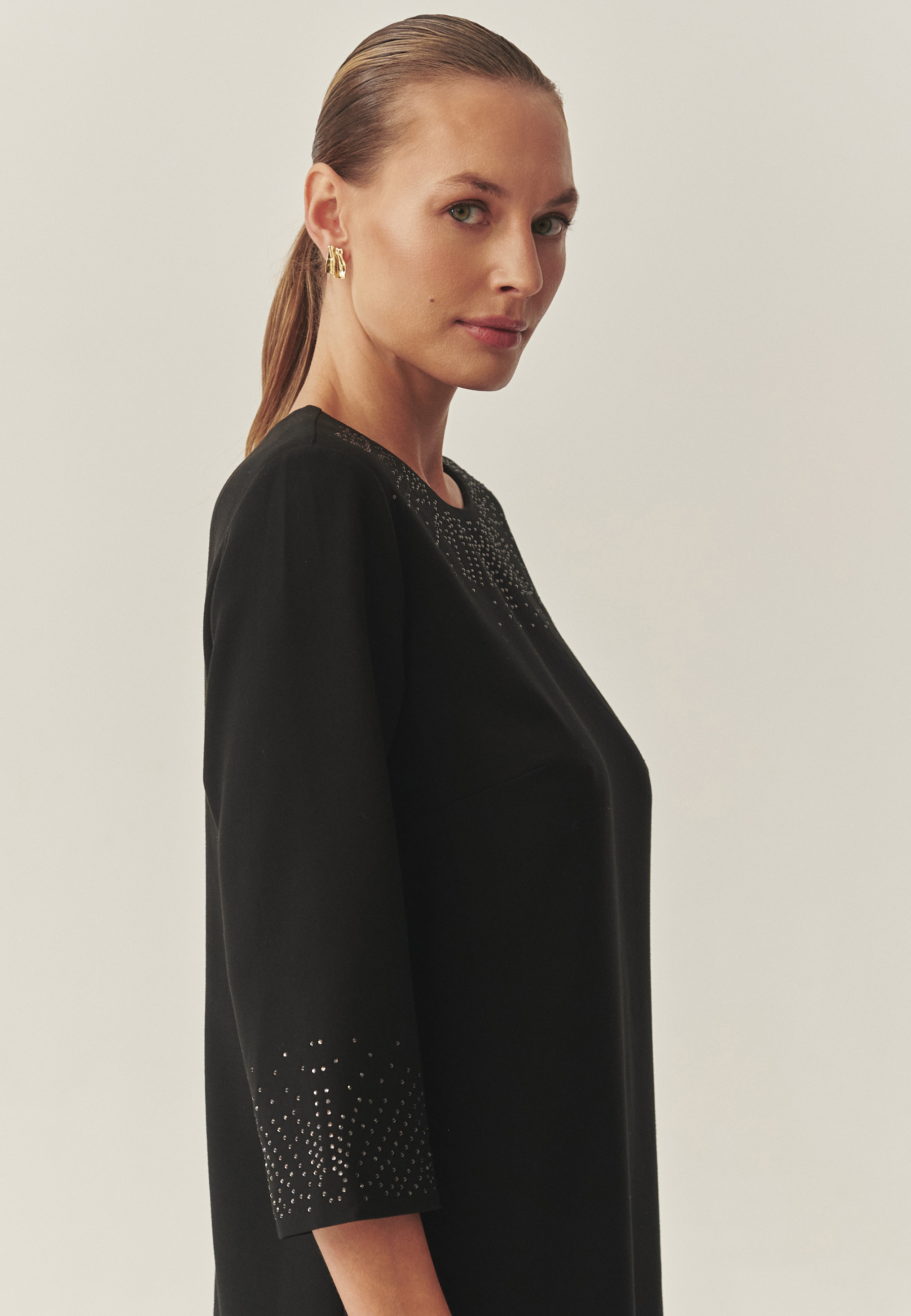 TKANINOWA SUKIENKA Z OZDOBNĄ APLIKACJĄ — KIRIA CZARNY 2