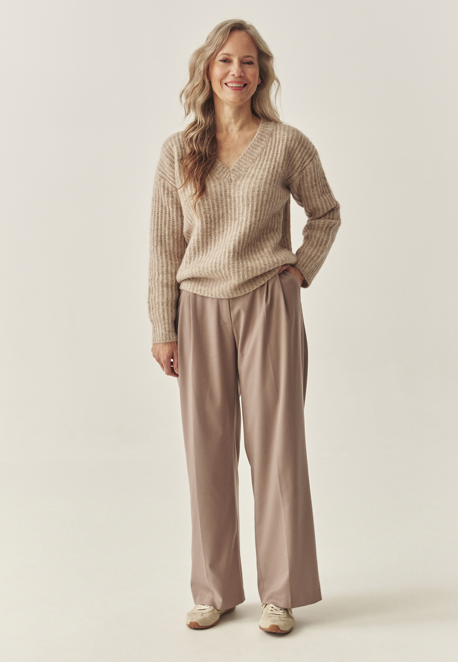 PULOVER DE DAMĂ, CU DECOLTEU ÎN FORMA LITEREI „V” — ASPEN BEJ 2