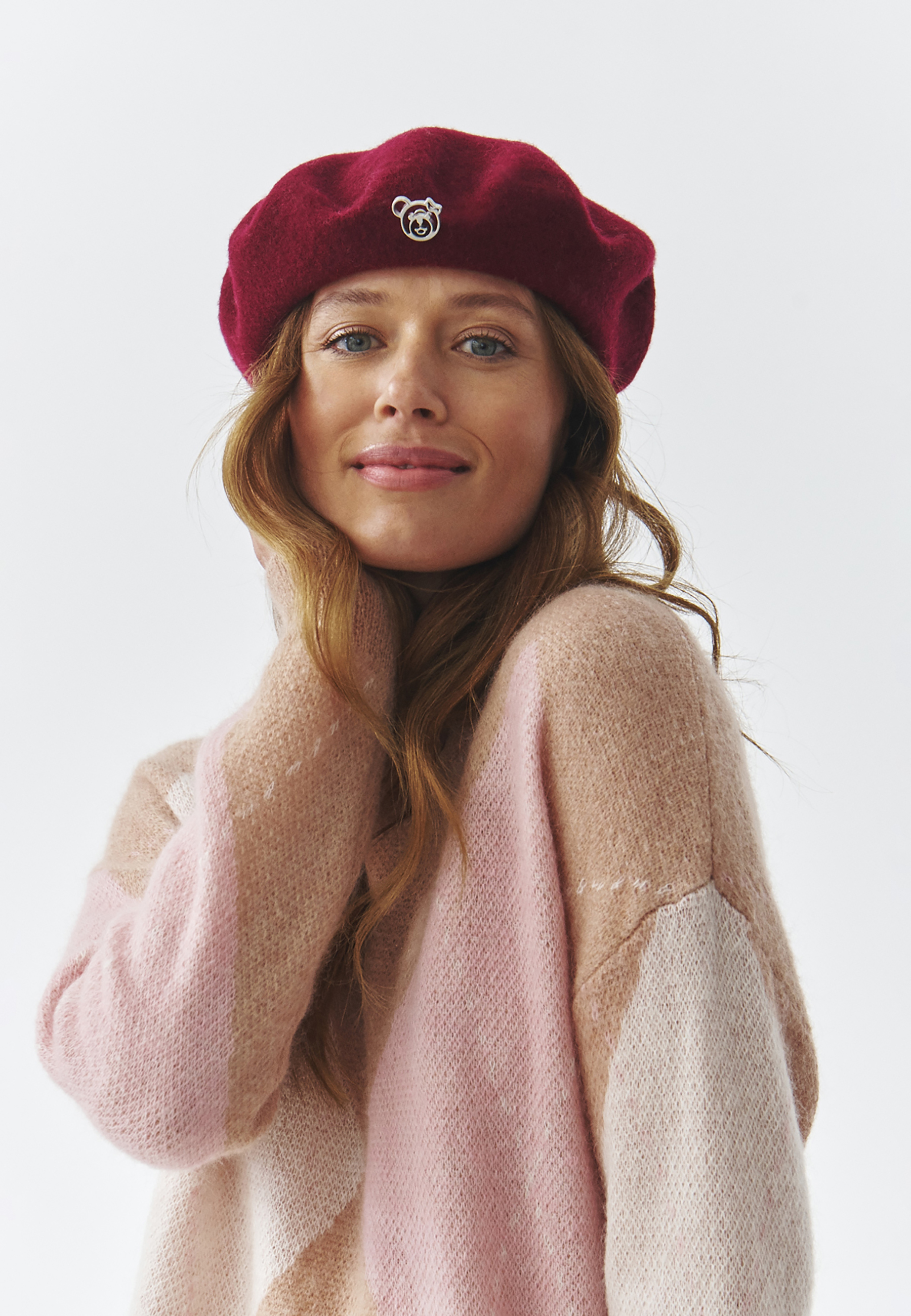 WEŁNIANY BERET DAMSKI Z OZDOBNĄ PRZYPINKĄ — ALBINA