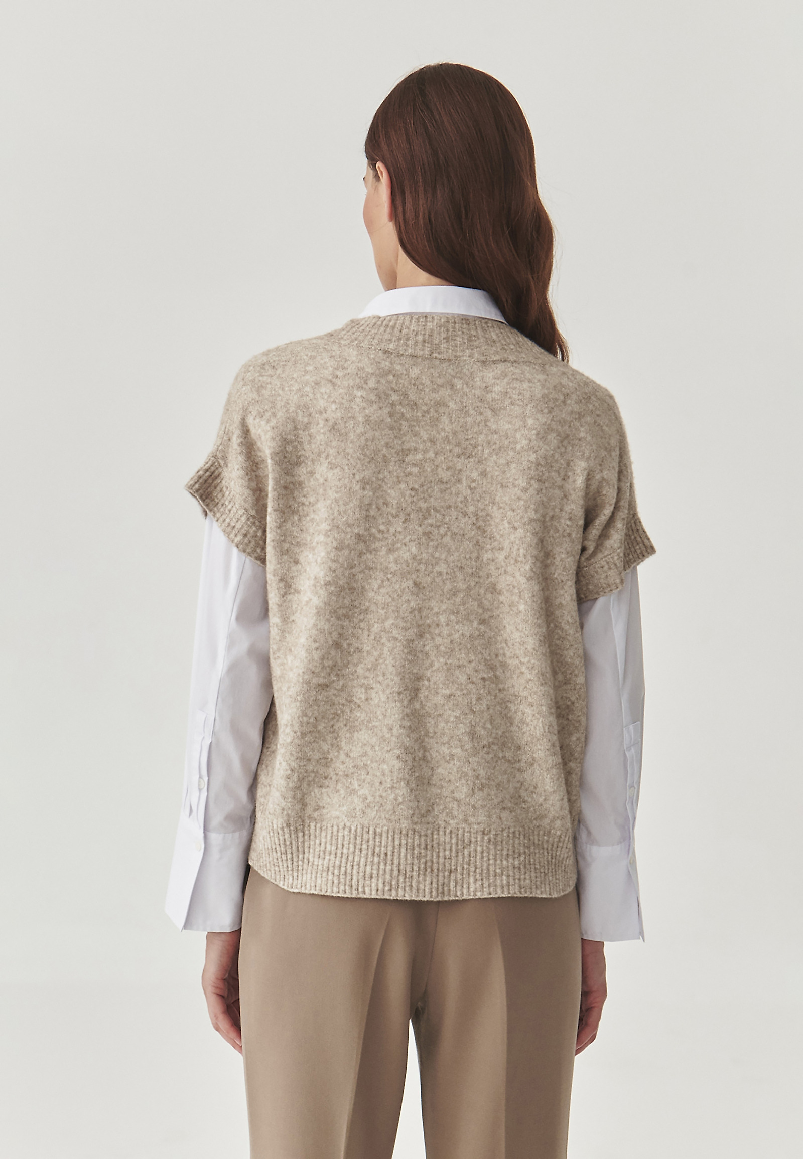 LADIES’ VEST WITH A V-SHAPED NECKLINE - SAKE LADIES’ VEST WITH A V-SHAPED NECKLINE - SAKE BEIGE 99363