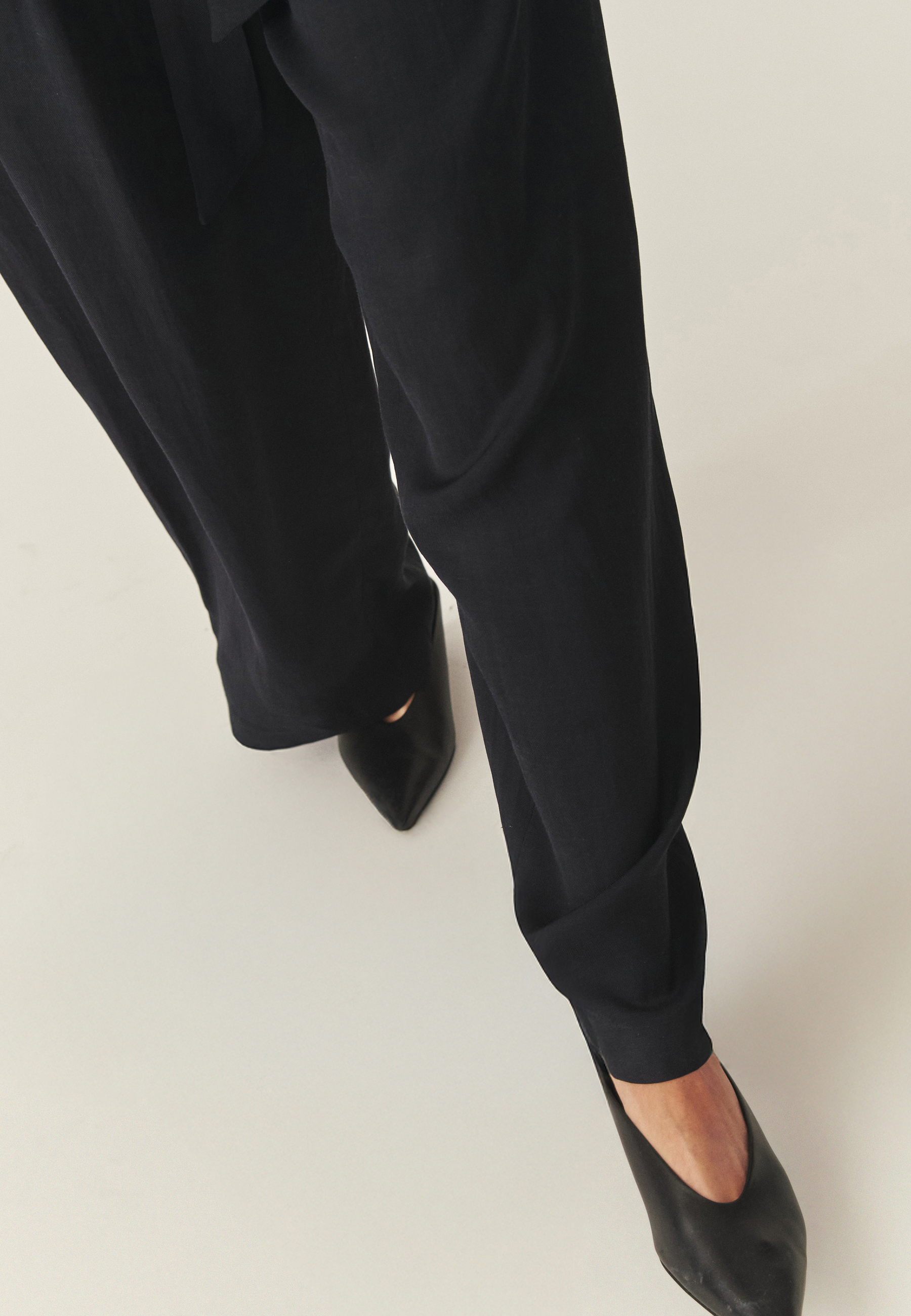 KOSTÝMOVÉ KALHOTY S ŠIROKÝMI NOHAVICEMI – MERWE