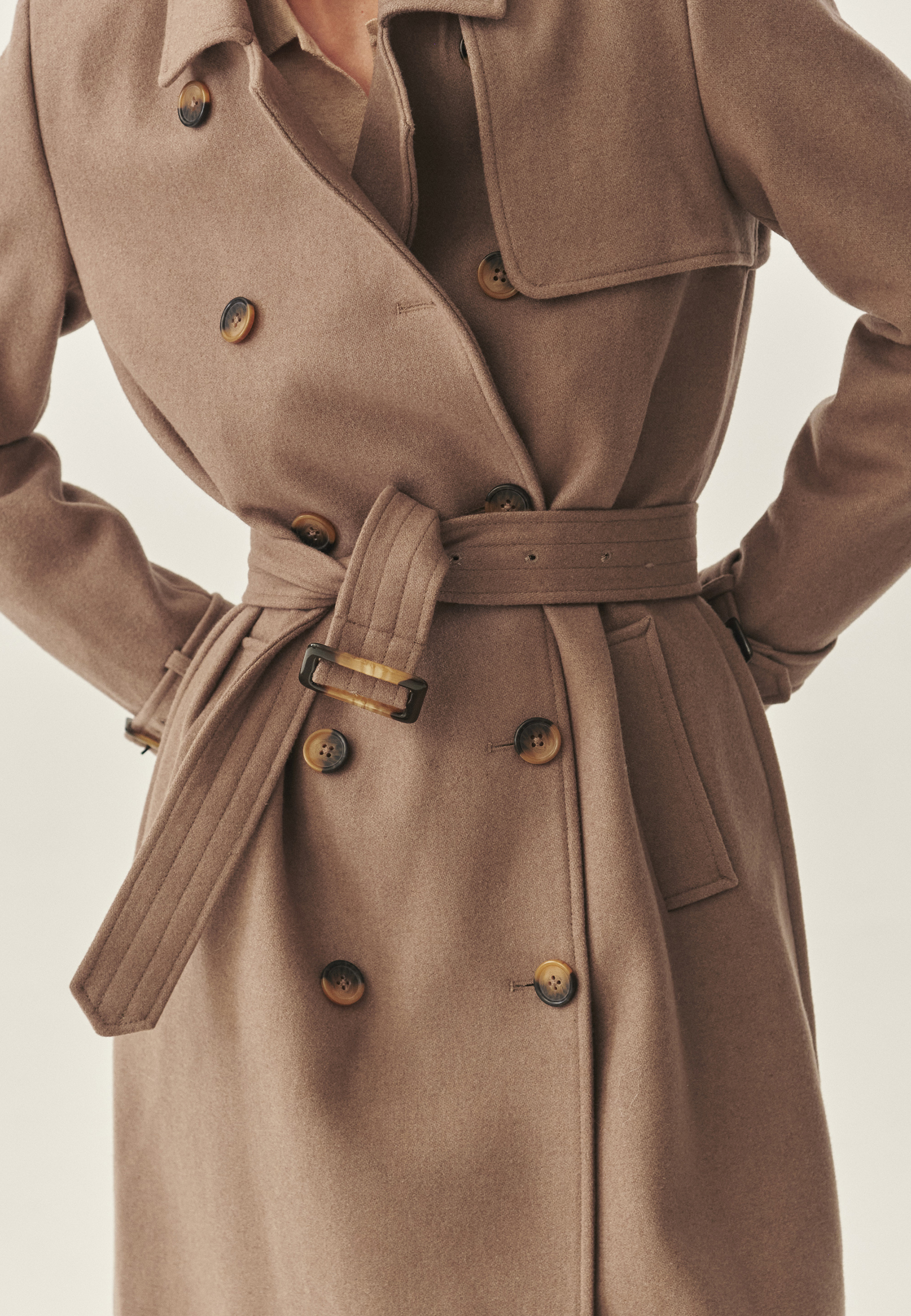 PALTON DE DAMĂ CU DOUĂ RÂNDURI DE NASTURI CU CUREA CU CATARAMĂ - SOKORO BEJ 2