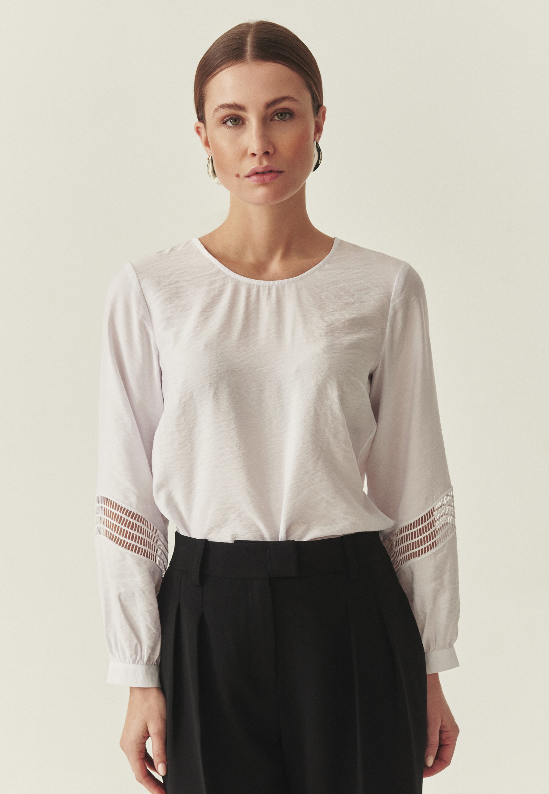 BLUZKA Z AŻUROWĄ WSTAWKĄ - TEKAMI 1 BIAŁY 2