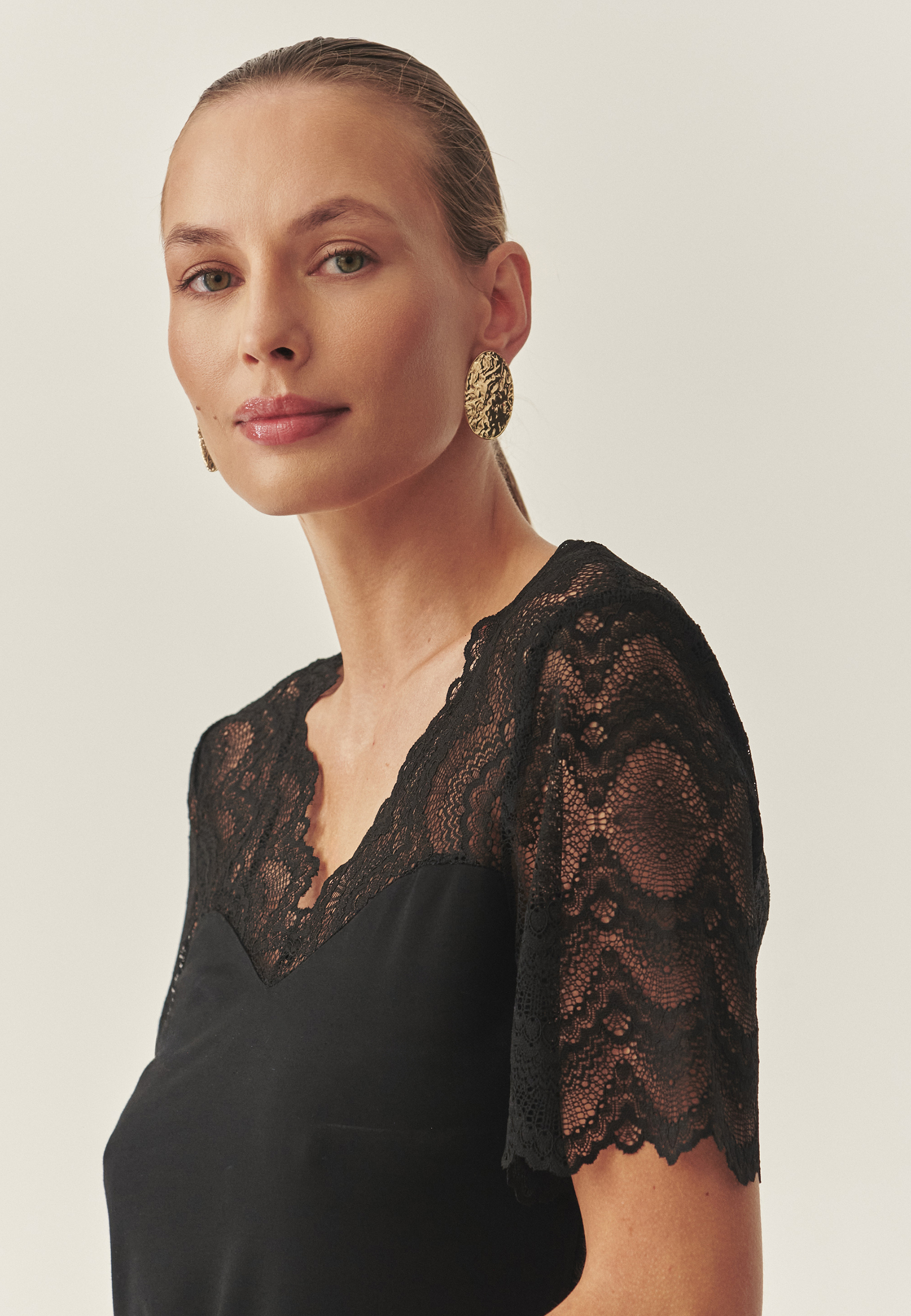 BLUZĂ DE DAMĂ, TRICOTATĂ, CU DECOLTEU DANTELAT — LACEY NEGRU 2