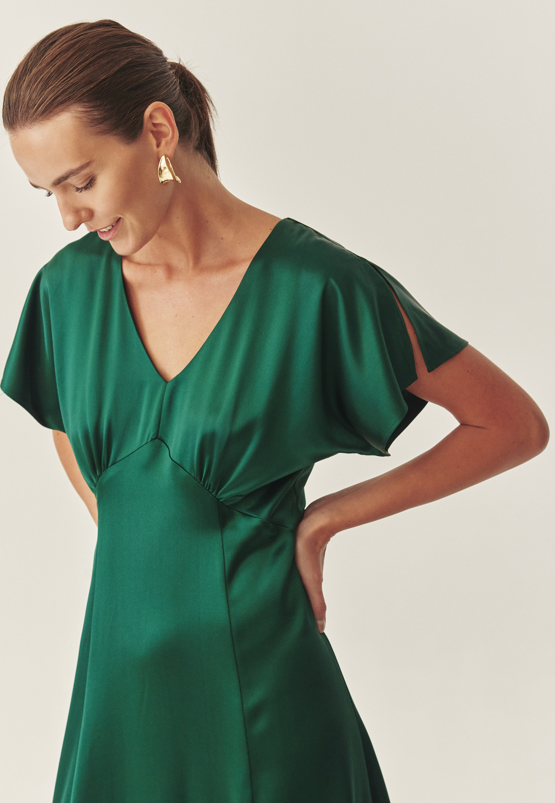 DÁMSKE TEXTILNÉ ŠATY SO SATÉNOVOU ÚPRAVOU – OTESSANA ZELENÁ 2