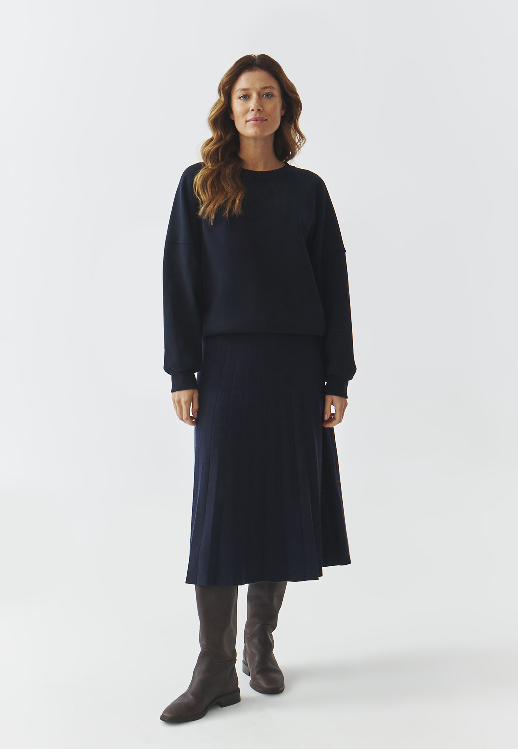 DZIANINOWA BLUZA DAMSKA Z WYSZYWANYMI RĘKAWAMI I MOTYWEM MISIA USZATKA — FAME GRANATOWY 2