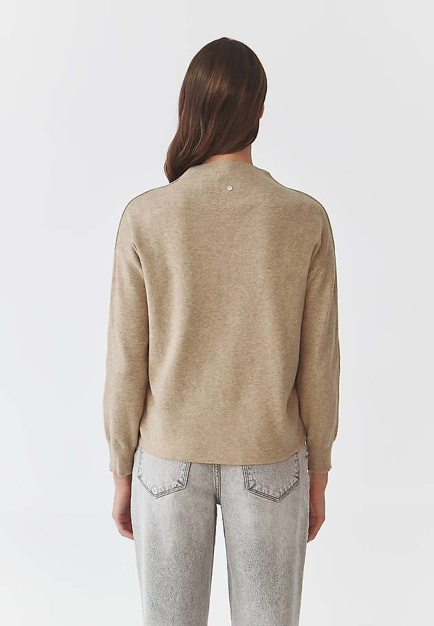 LADIES' SWEATER WITH A BOAT NECKLINE AND DECORATIVE PIPING - CORALINE LADIES' SWEATER WITH A BOAT NECKLINE AND DECORATIVE PIPING - CORALINE BEŻOWY 3