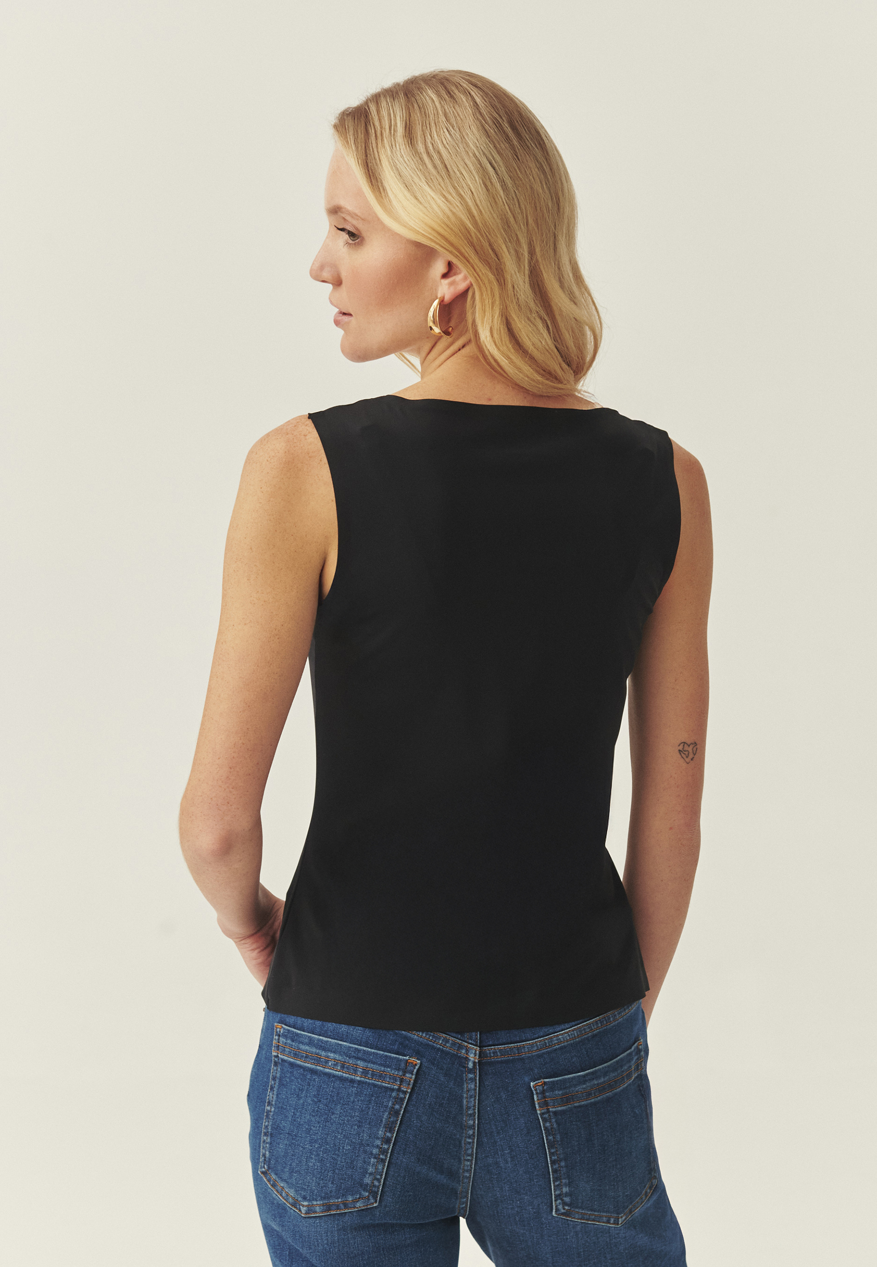 BLUZĂ MULATĂ CU TERMINAȚII LIPITE - LETHA NEGRU 2