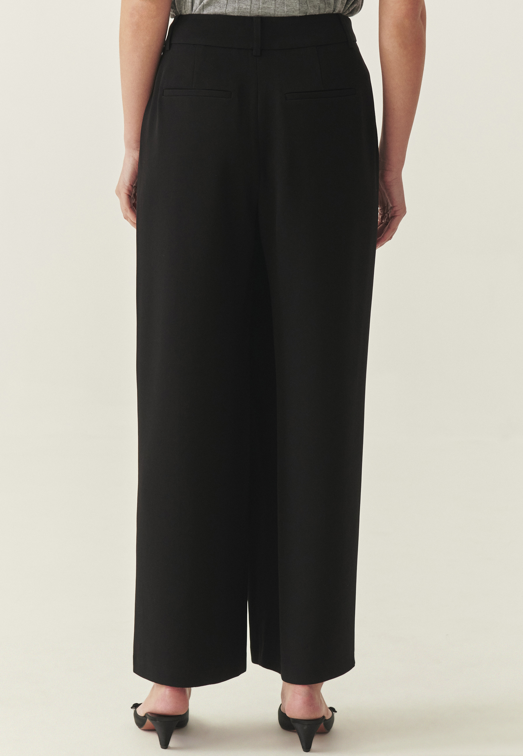 ŠIROKÉ NOHAVICE S BOČNÝMI KAPSÁČOVÝMI VRECKAMI - SAMTE 2