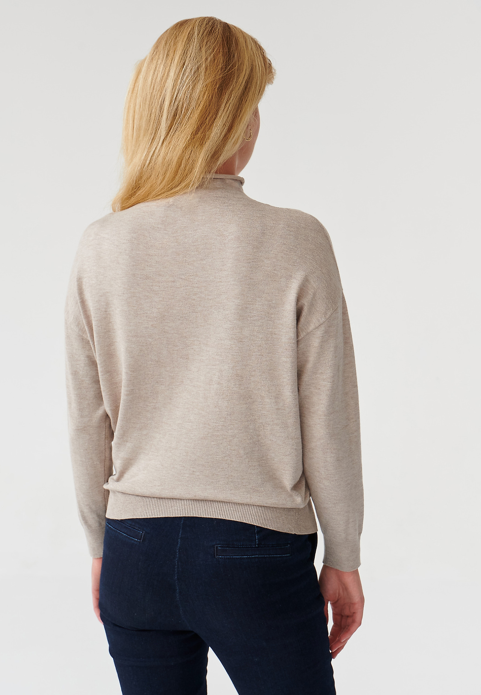 DÁMSKY POLOVIČNÝ ROLÁKOVÝ SVETER NAVI DÁMSKY POLOVIČNÝ ROLÁKOVÝ SVETER NAVI BÉŽOVÁ 90485