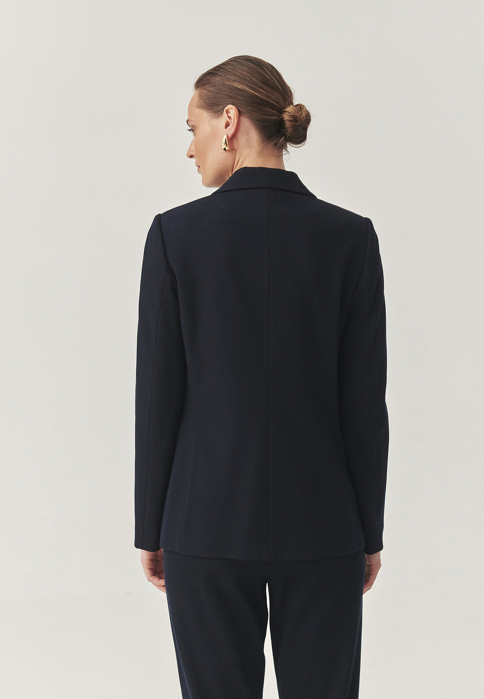 DZIANINOVÝ BLAZER S GOMBÍKOVÝM ZAPÍNANÍM - SERMA DZIANINOVÝ BLAZER S GOMBÍKOVÝM ZAPÍNANÍM - SERMA NÁMORNÍCKA MODRÁ 114731