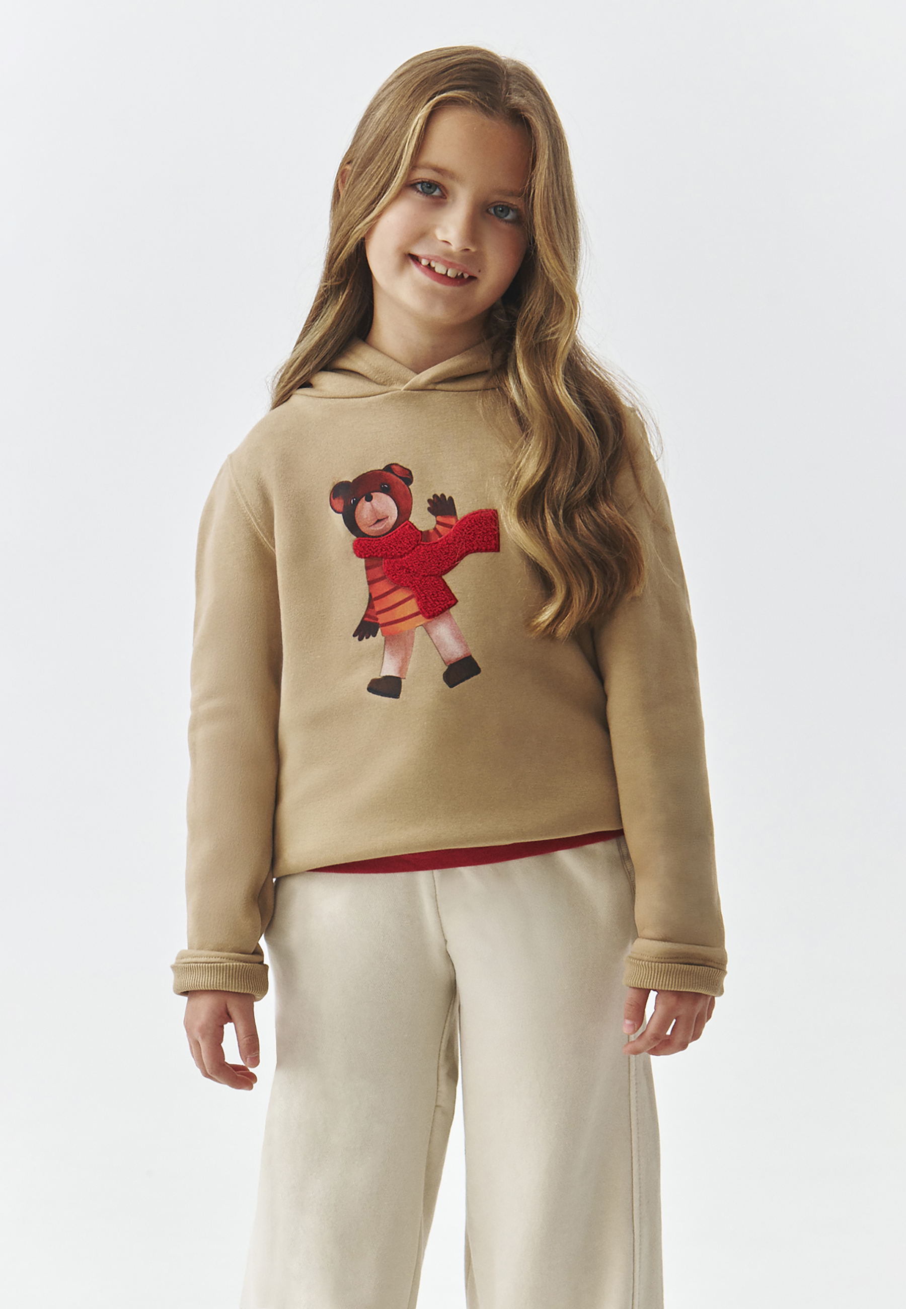 DZIANINOWA BLUZA DZIECIĘCA Z MOTYWEM MISIA USZATKA — OLI BEŻOWY 2