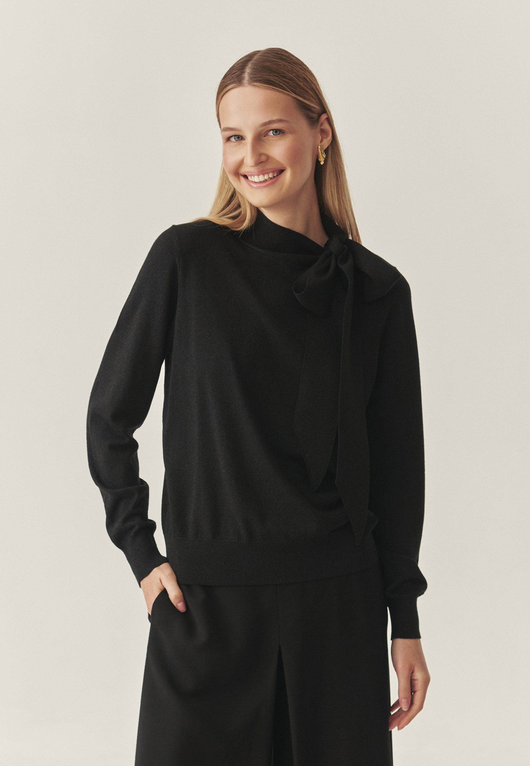 ELEGANCKI SWETER Z OZDOBNYM WIĄZANIEM - CONA CZARNY 2