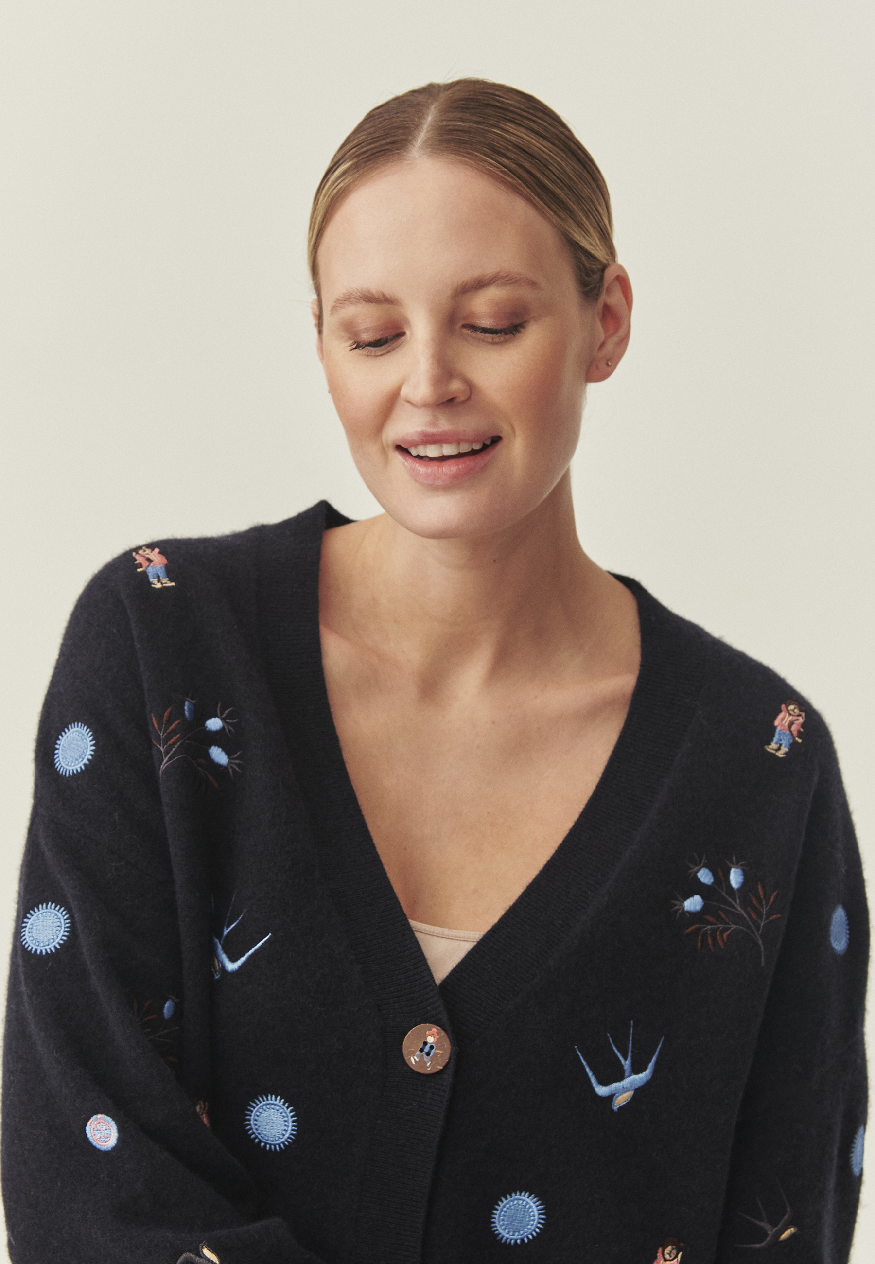 WEŁNIANY KARDIGAN Z BAJKOWYMI HAFTAMI - TEDA GRANATOWY 2