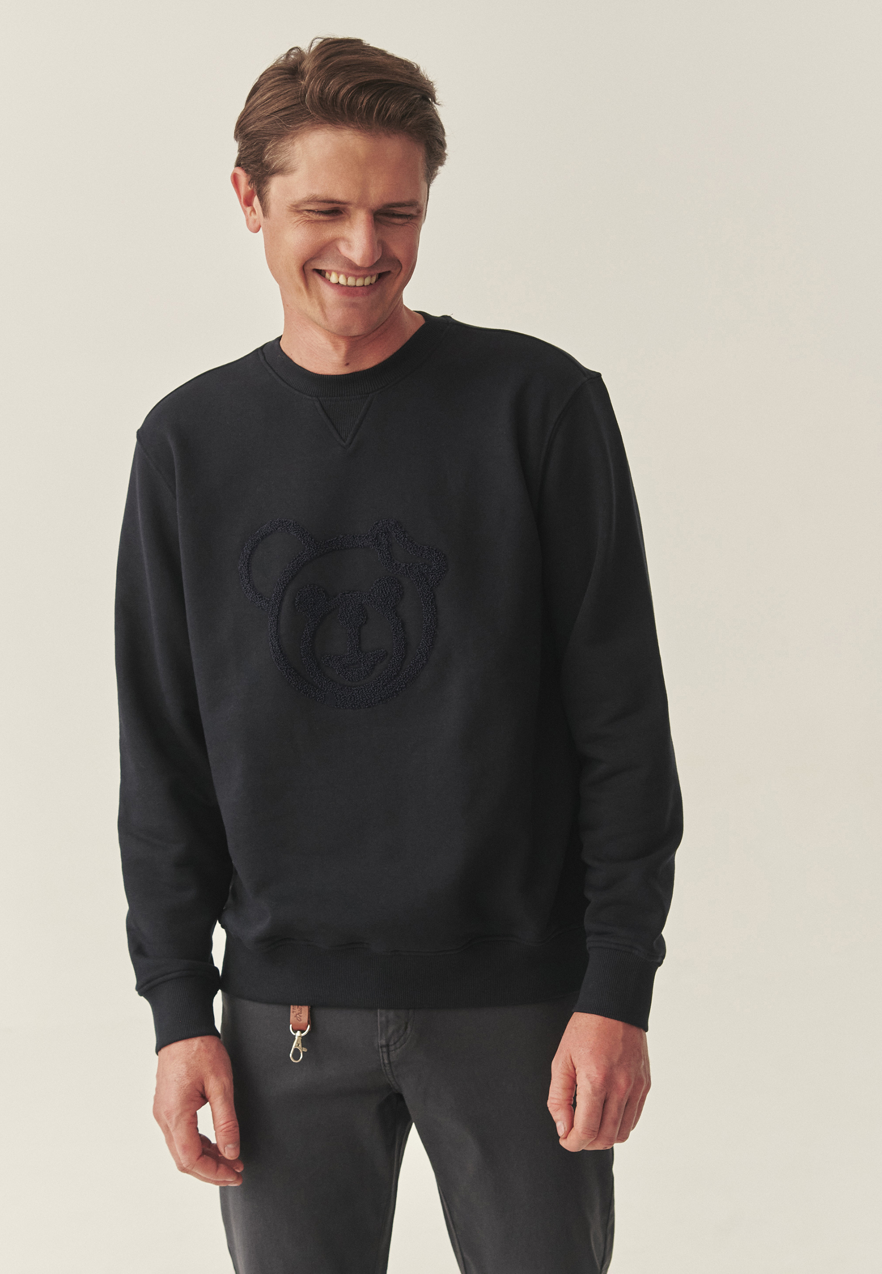 DZIANINOWA BLUZA MĘSKA Z MOTYWEM MISIA USZATKA — STEEVE GRANATOWY 2