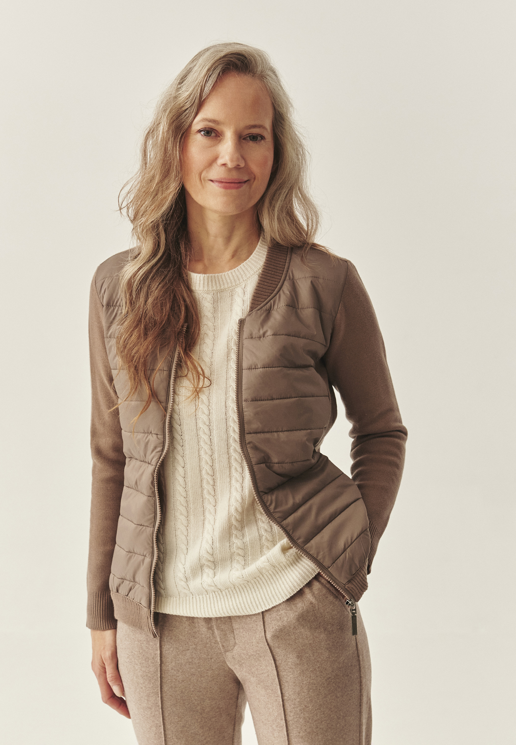 DÁMSKY SVETER S PREŠÍVANOU PREDNOU ČASŤOU – KADEKO 1 BÉŽOVÁ 2