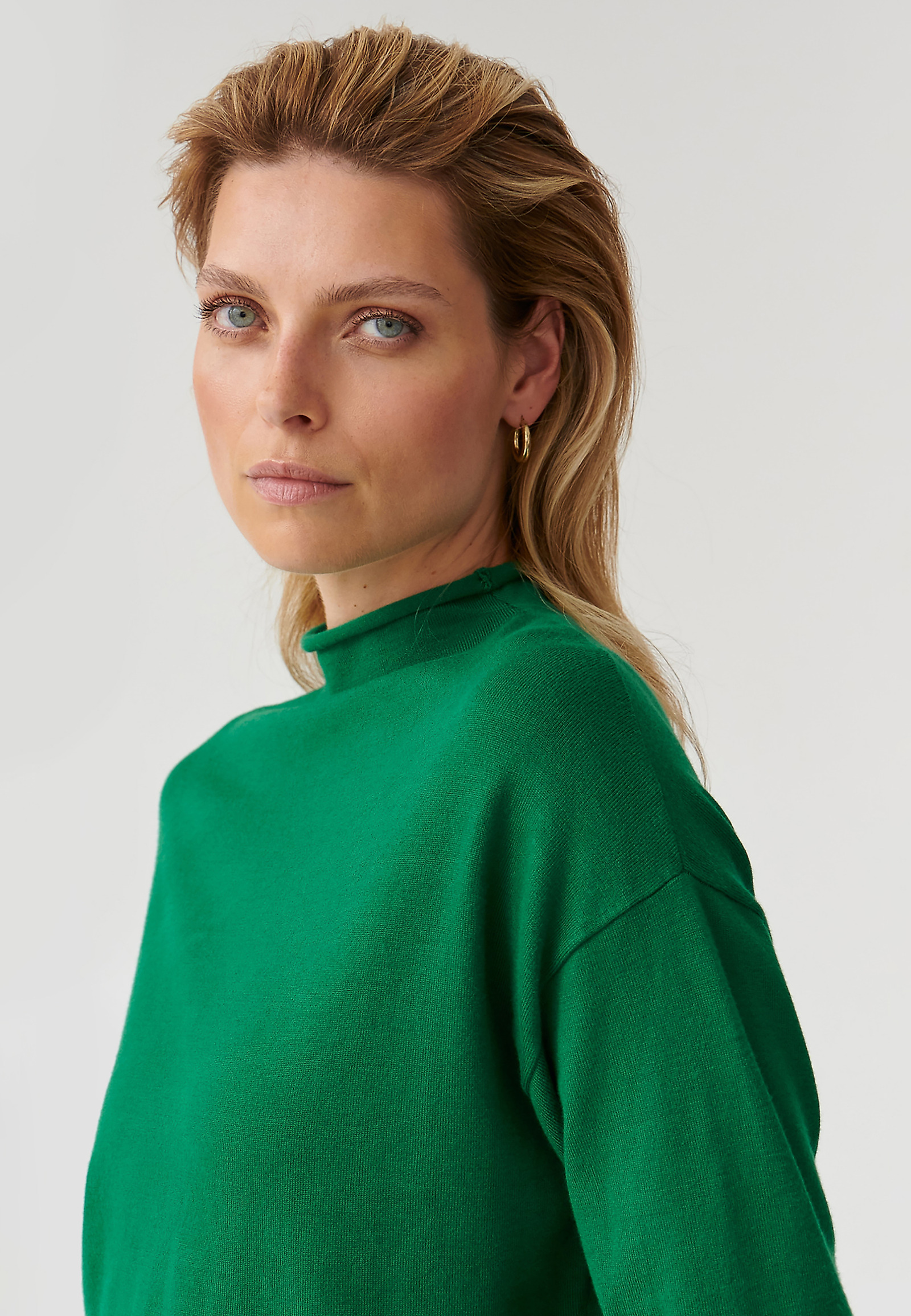 SWETER DAMSKI Z PÓŁGOLFEM NAVI SWETER DAMSKI Z PÓŁGOLFEM NAVI ZIELONY 90283