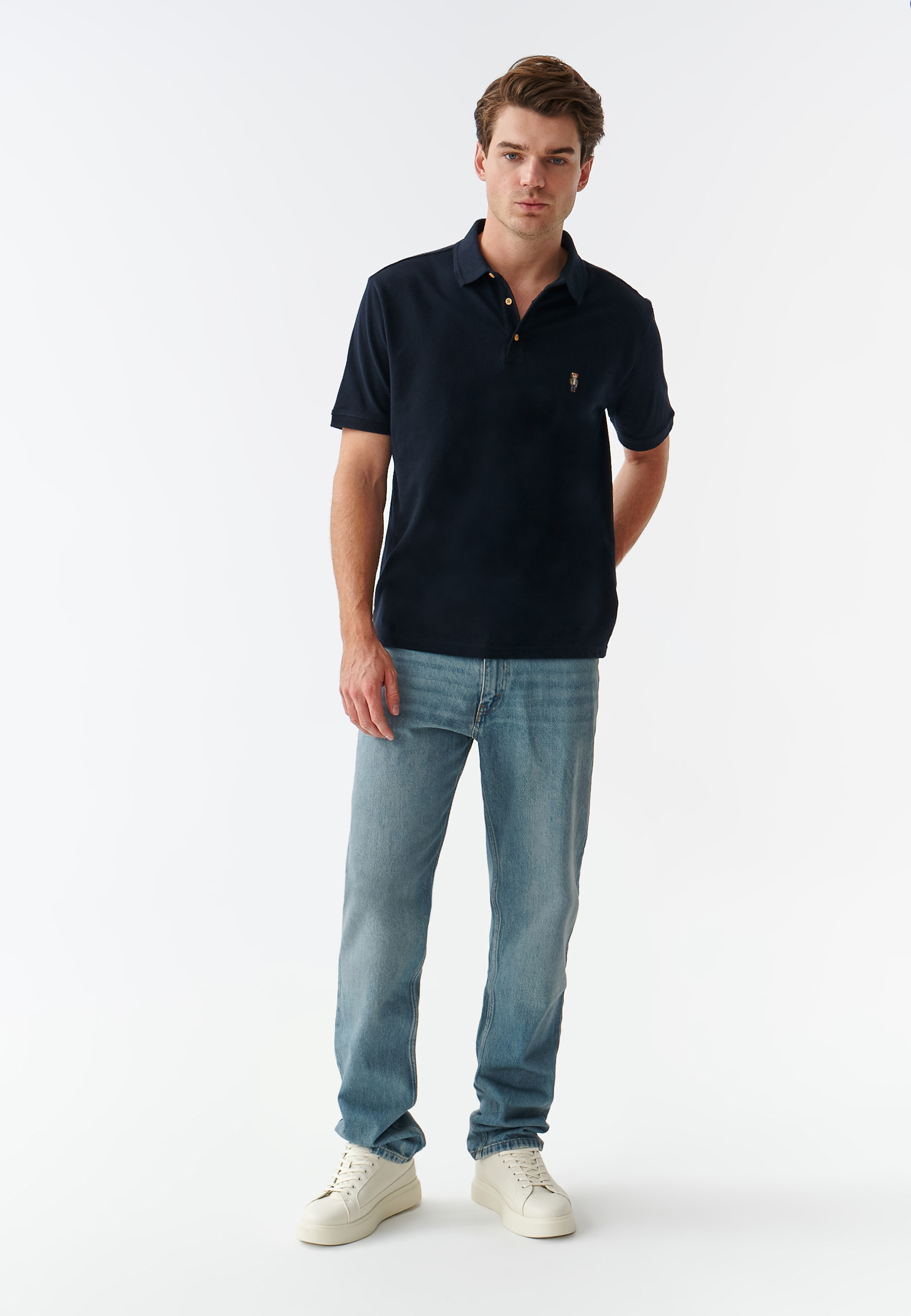 PÁNSKA PLETENÁ KOŠEĽA TYPU POLO S NÁŠIVKOU S MOTÍVOM MACKA UŠKA JAY