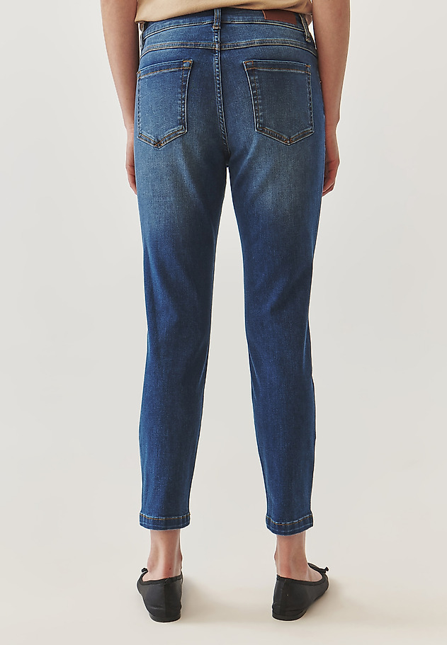FITTED LADIES’ JEANS WITH DECORATIVE FRONT SEAMS - SARO 2 FITTED LADIES’ JEANS WITH DECORATIVE FRONT SEAMS - SARO 2 BLUE 3