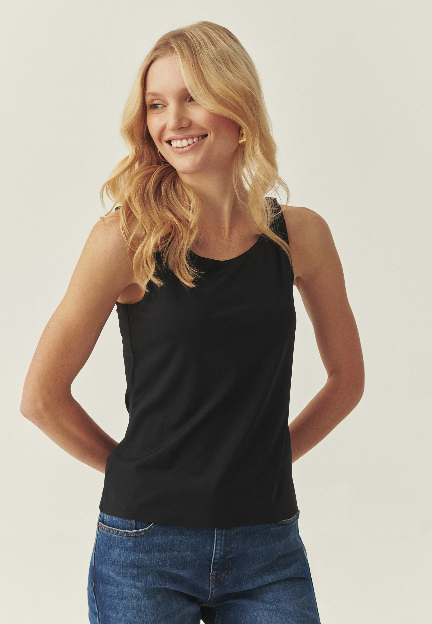 PRILIEHAVÁ BLÚZKA S LEPENÝM LEMOM – LETHA ČIERNA 2