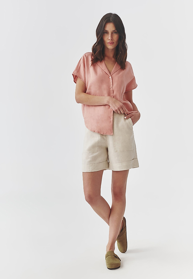 LADIES’ LINEN SHORTS WITH COCONUT BUTTON - ERIO LADIES’ LINEN SHORTS WITH COCONUT BUTTON - ERIO BEIGE 1