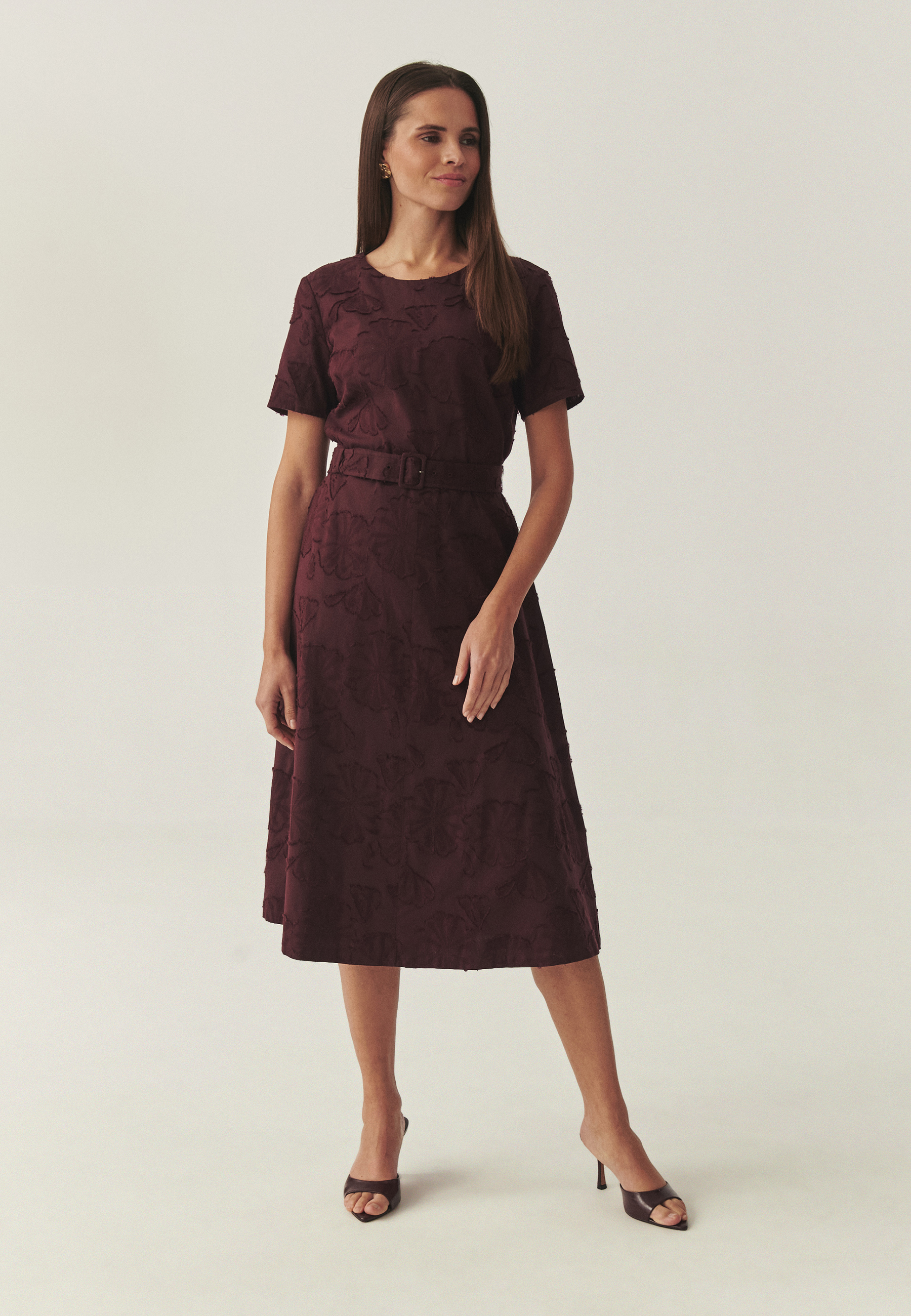 BAWEŁNIANA SUKIENKA MIDI Z KWIATOWYM HAFTEM - KAMI Z CZERWONY 2