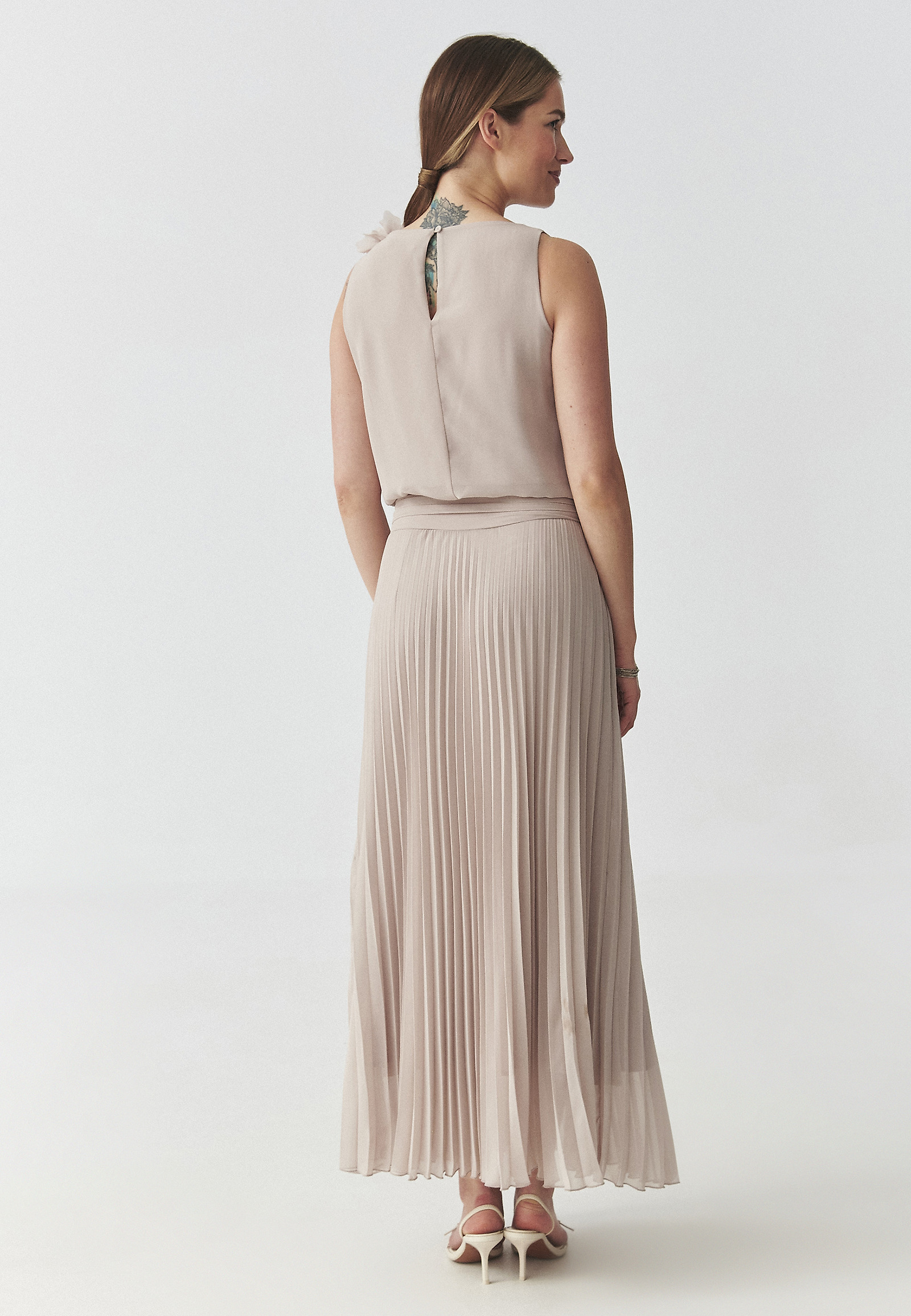 PLISOWANA SUKIENKA MAXI — ROZANI PLISOWANA SUKIENKA MAXI — ROZANI BEŻOWY 109091